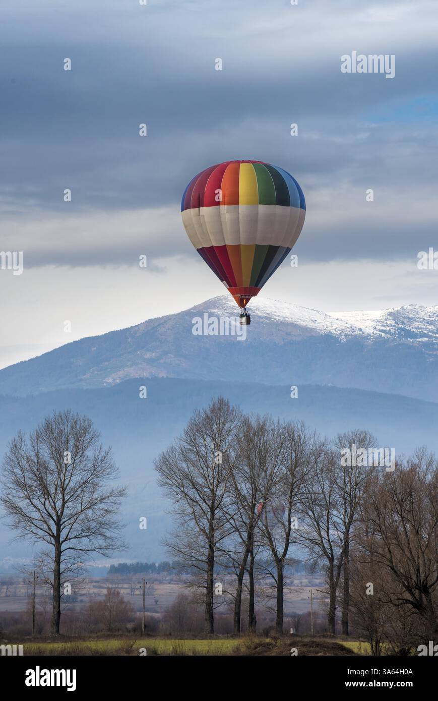 Bunte Ballons in den bewölkten Himmel. Gebirgshintergrund Stockfoto