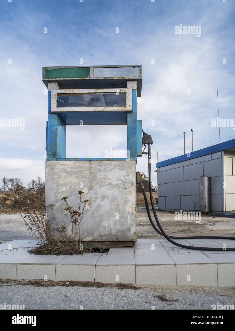 Vintage alte Zapfsäule am blauen Himmel Stockfoto