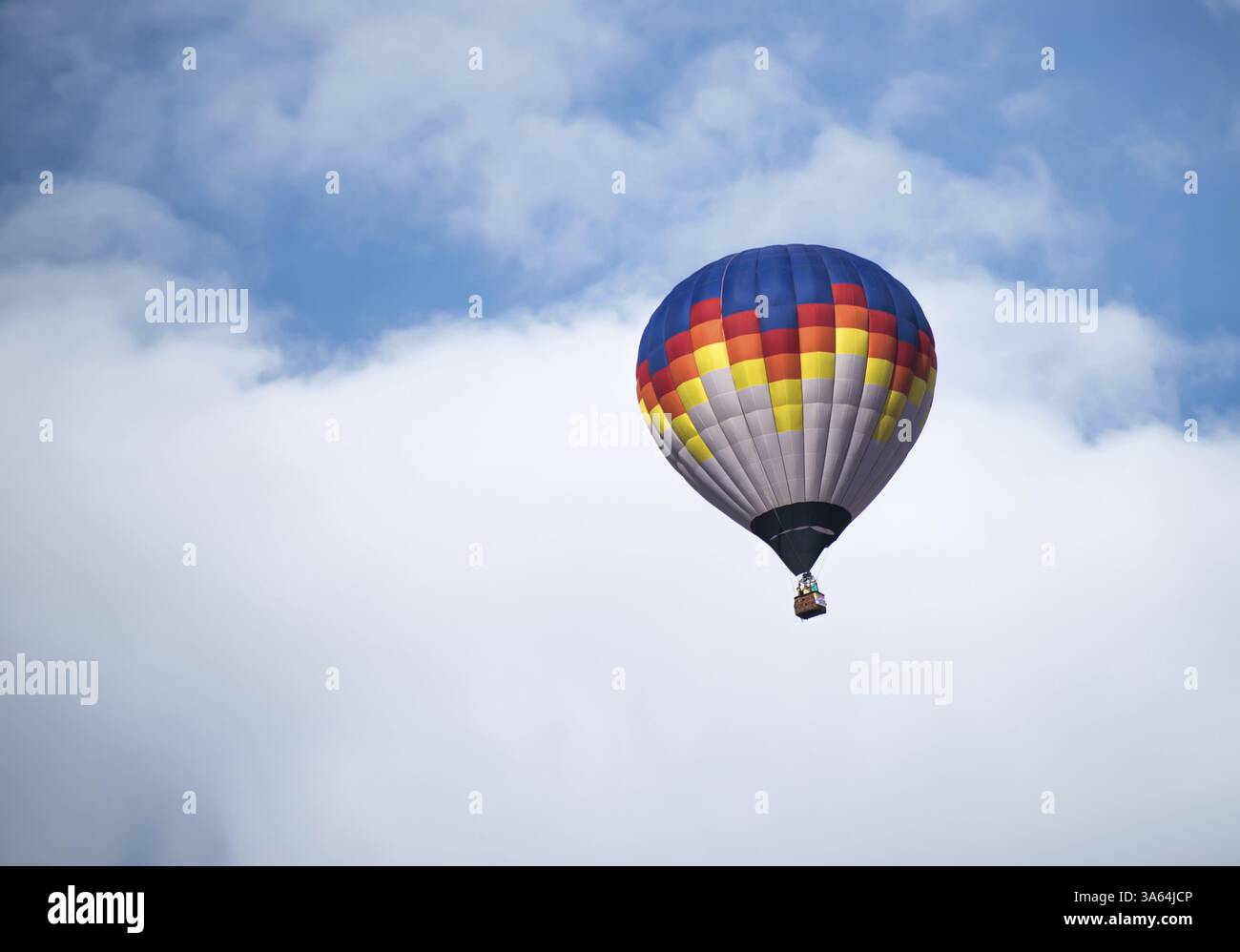 Bunte Ballons in den bewölkten Himmel Stockfoto
