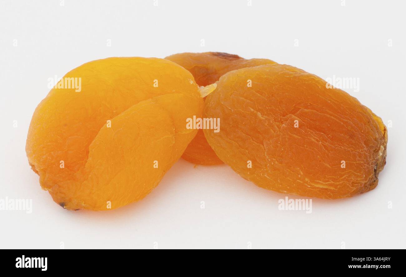 Getrocknete Aprikosen auf weißem Hintergrund Stockfoto