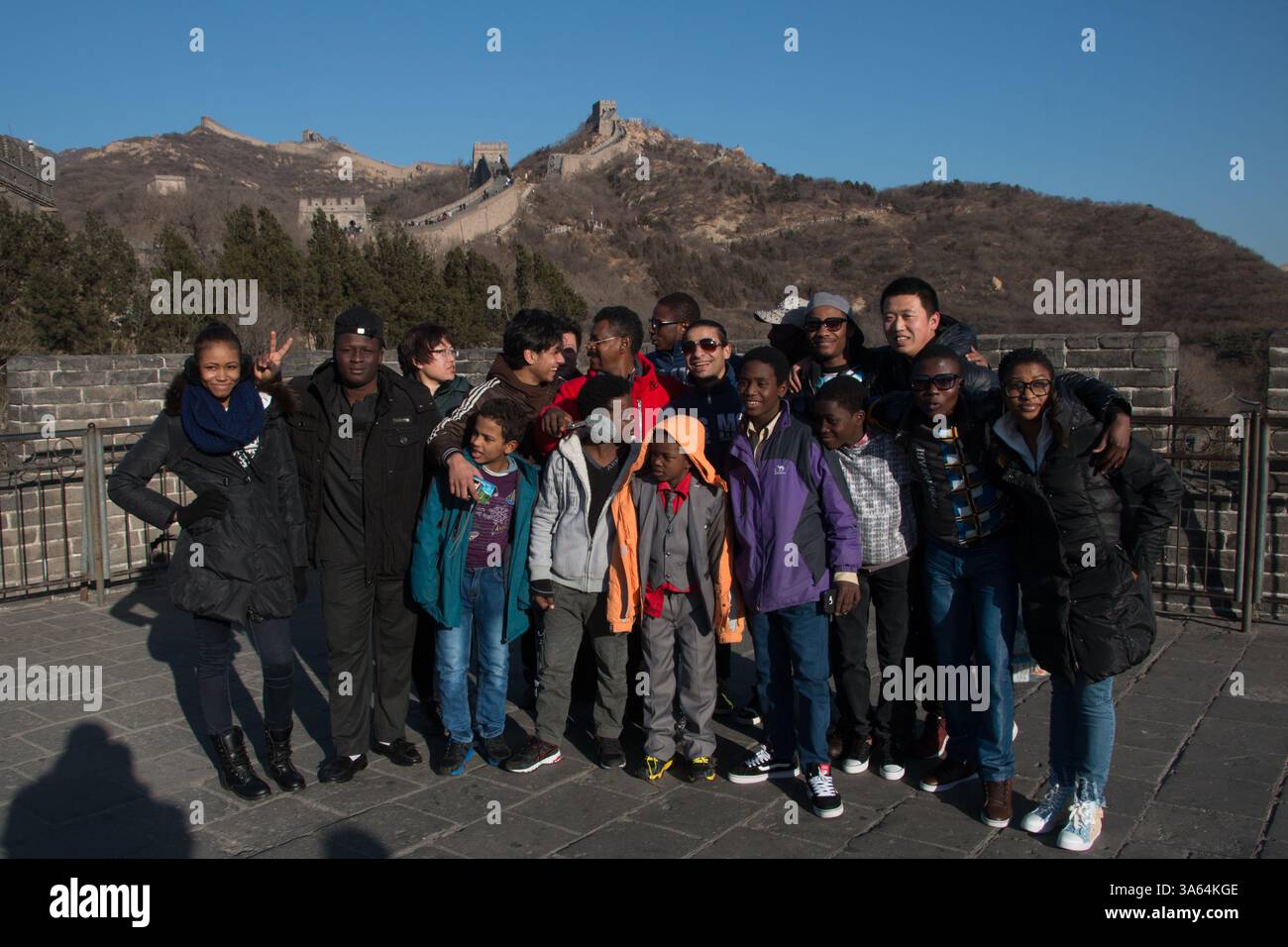 Studenten posieren vor der Chinesischen Mauer. Auf einer zweitägigen Reise nach Peking halten die Studenten auf dem Weg zur Chinesischen Mauer in Badaling. A grou Stockfoto