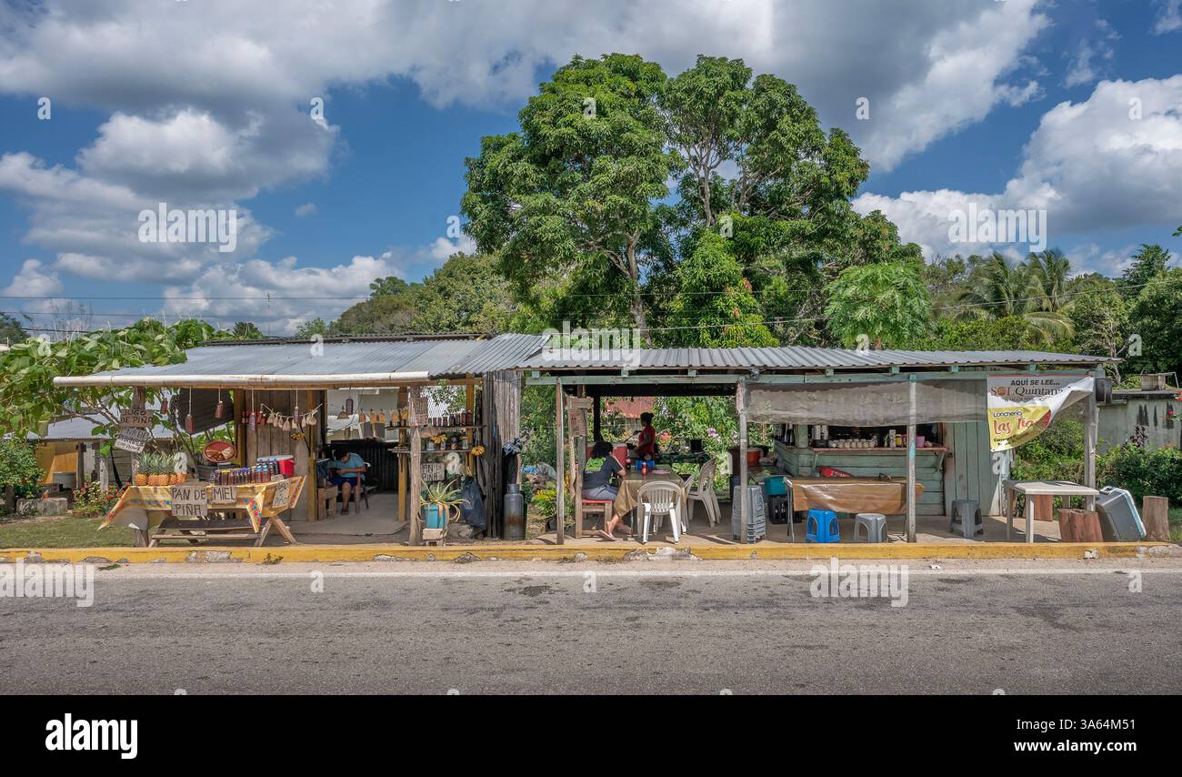 Pedro Antonio Santos, Quintana Roo, Mexiko – 4. März 2025: Freiluftmarkt mit Obst, Gemüse und Café Stockfoto