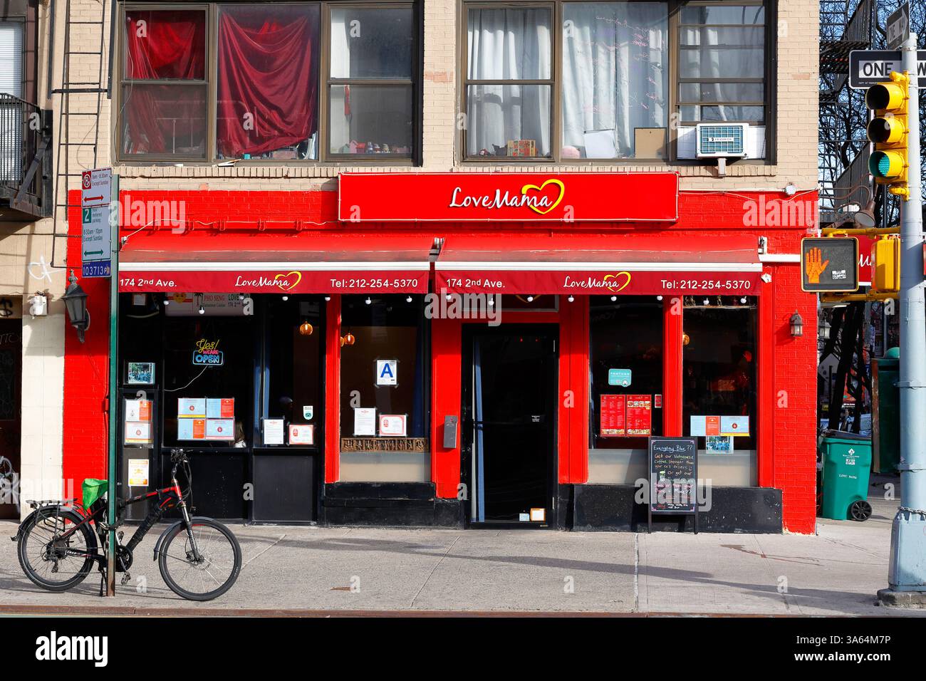 Love Mama, 174 2nd Ave, New York, NYC, Ladenfront eines panasiatischen, südostasiatischen Restaurants in Manhattans East Village. Stockfoto