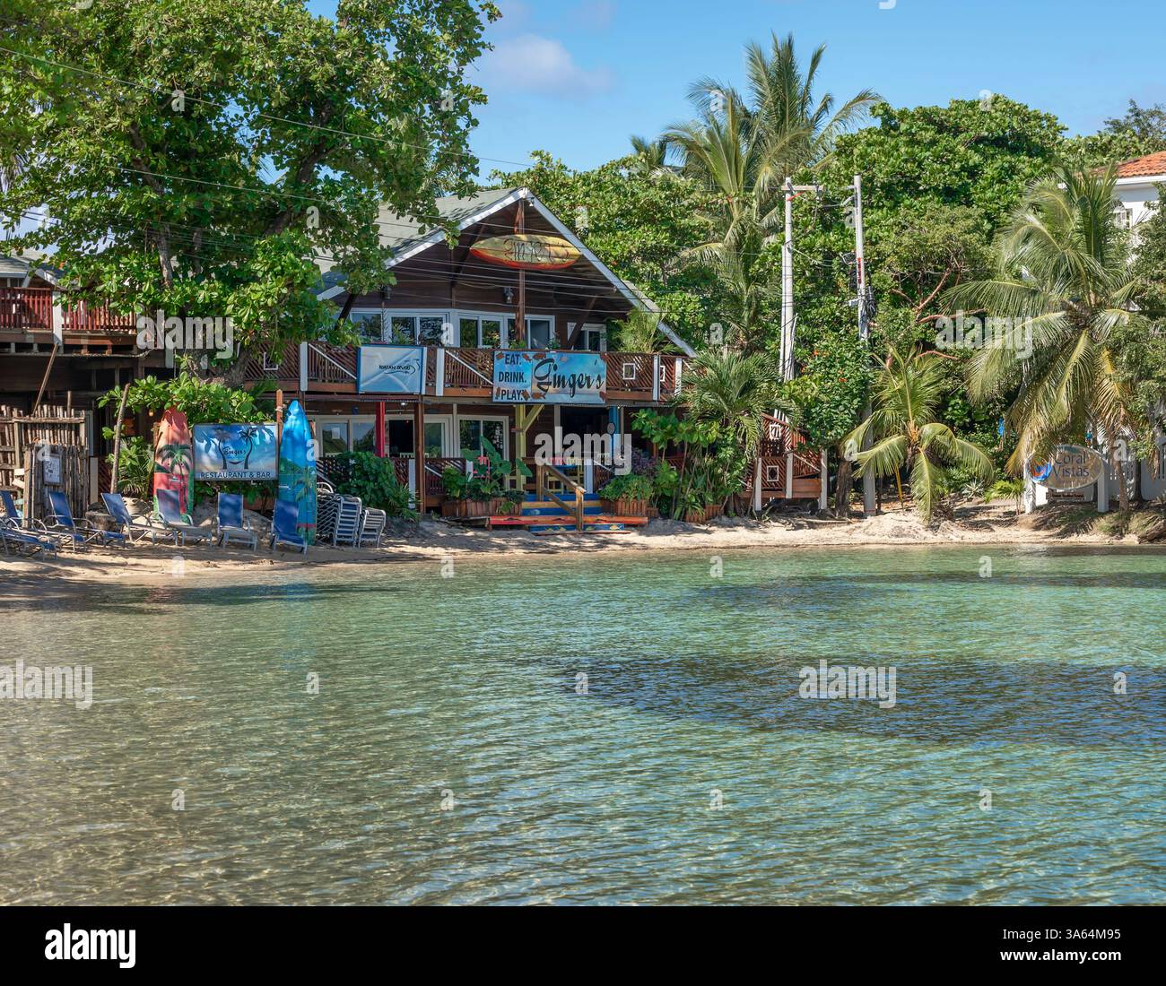 West End, Roatan, Honduras – 03. Mai 2025: Außenansicht des Ginger’s Restaurant and Bar am Strand Stockfoto