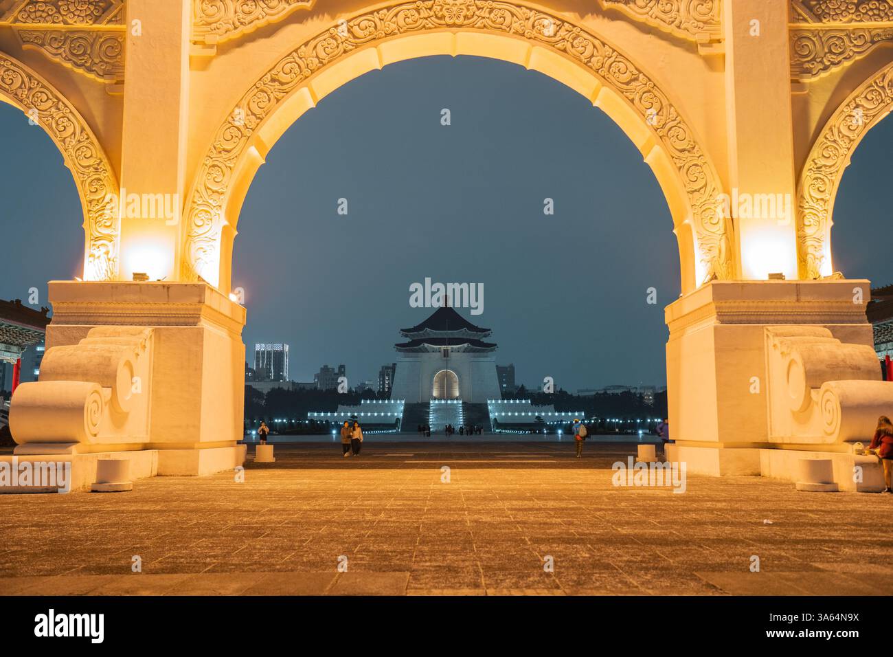 Taiwans Liberty Square Arch leuchtet unter dem Nachthimmel – Eine zeitlose Ikone Taipeis Stockfoto