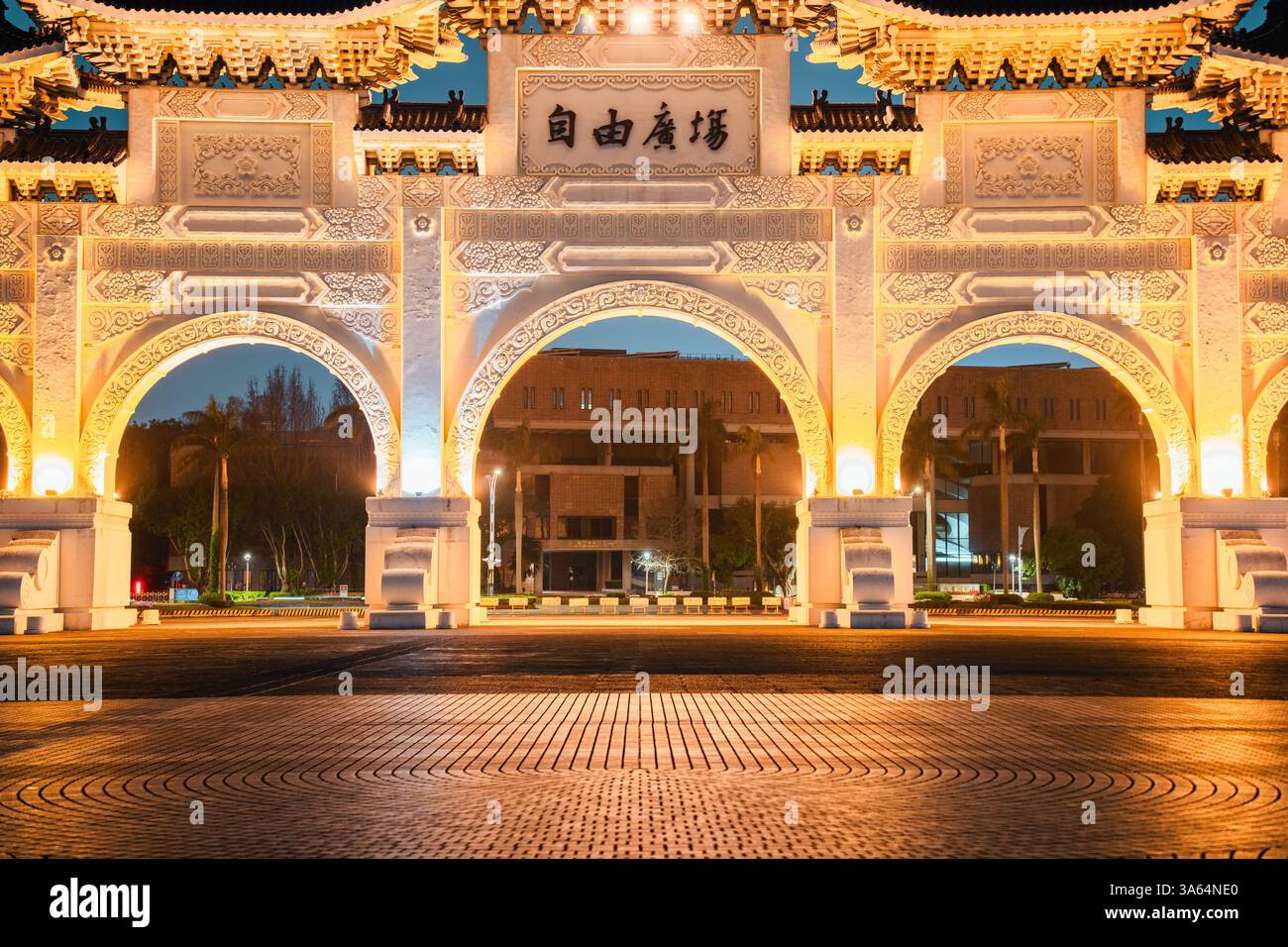 Taiwans Liberty Square Arch leuchtet unter dem Nachthimmel – Eine zeitlose Ikone Taipeis Stockfoto
