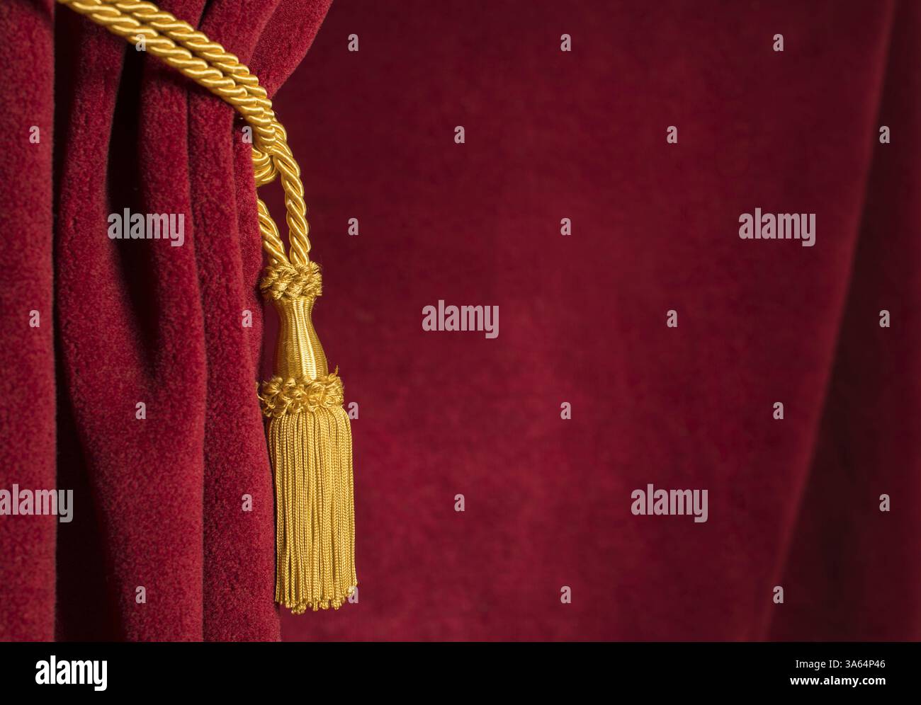 Roten Theater Vorhang und gelben Quasten Stockfoto