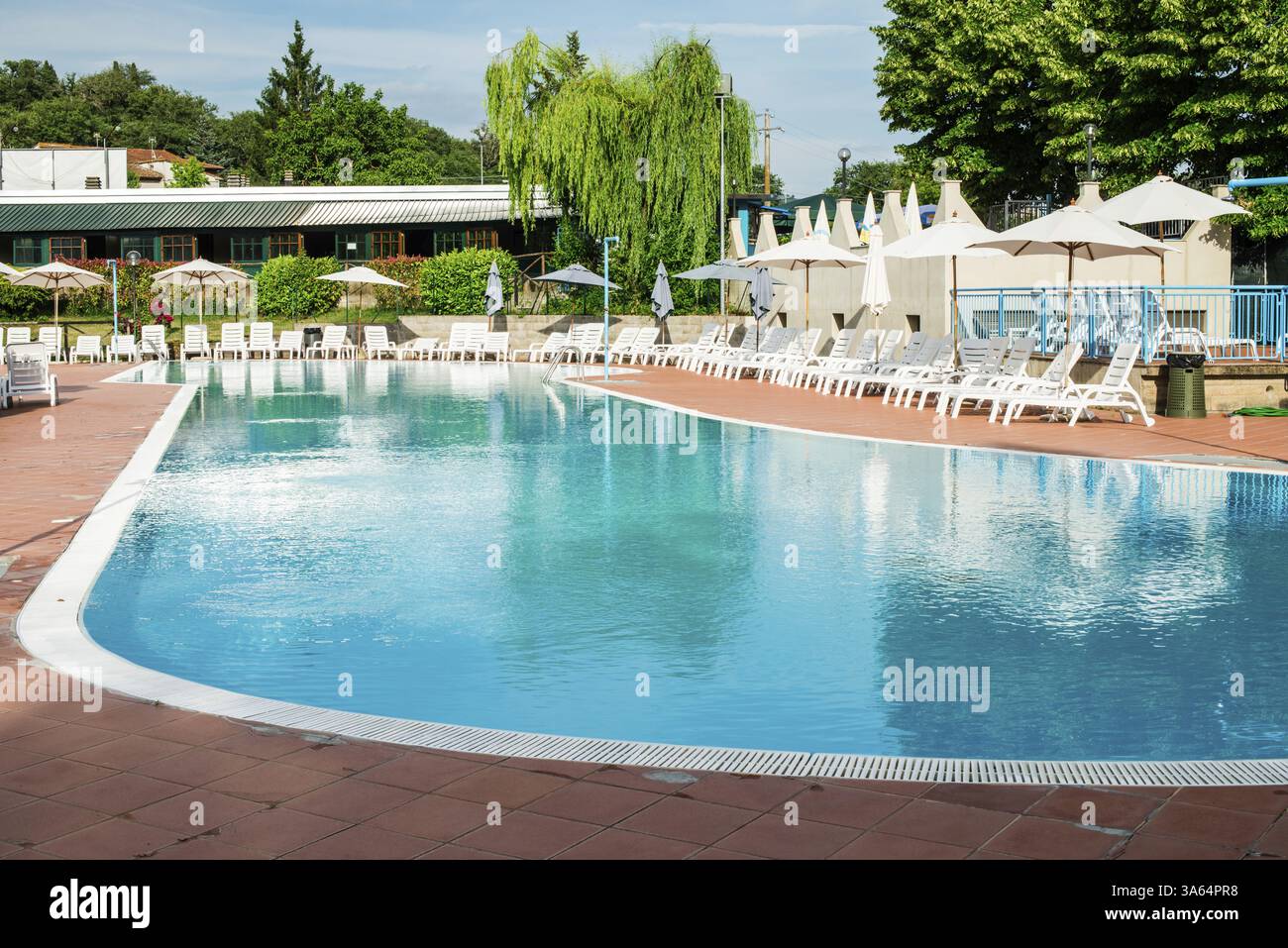 Pool und weißen Liegestühlen. Abgerundete Formen pool Stockfoto