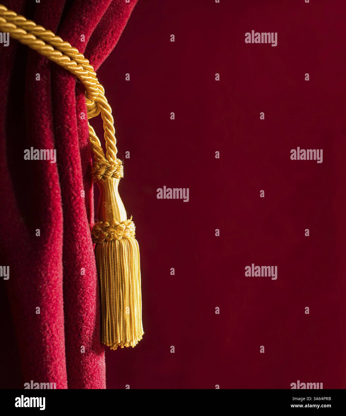 Roten Theater Vorhang und gelben Quasten Stockfoto