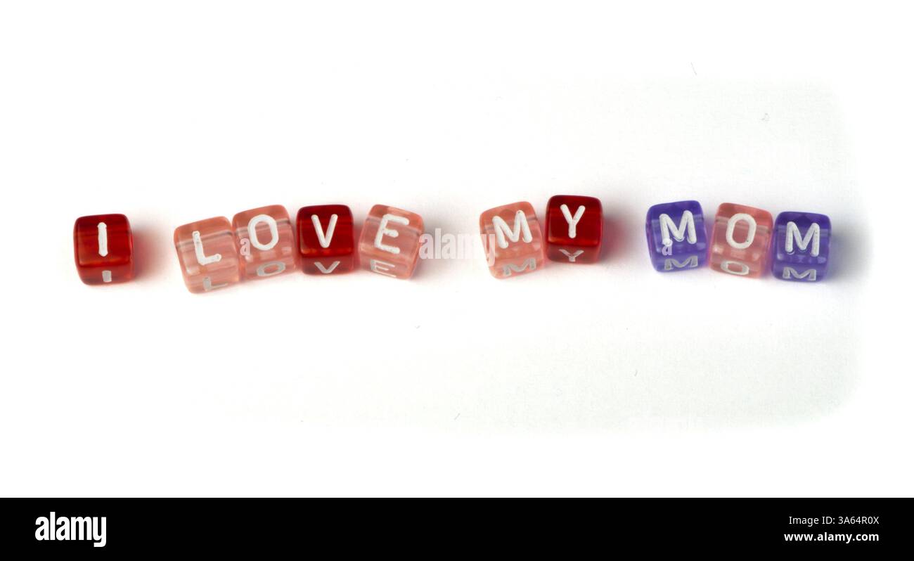 Satz, ich liebe meine Mutter auf bunten hölzernen Würfel weiß isoliert Stockfoto