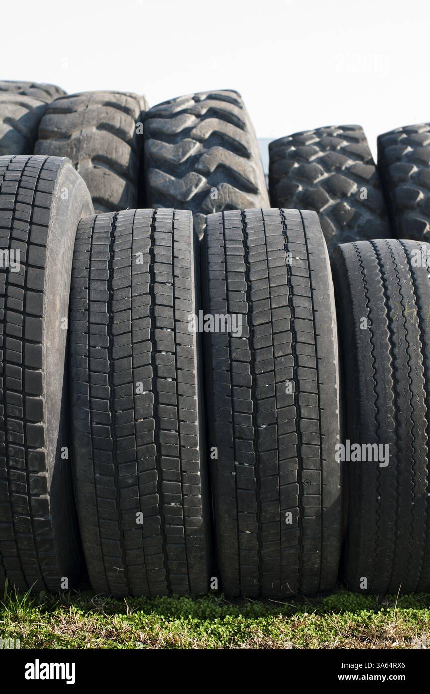 Reifen für LKW und Traktoren. Vertikales Bild Stockfoto