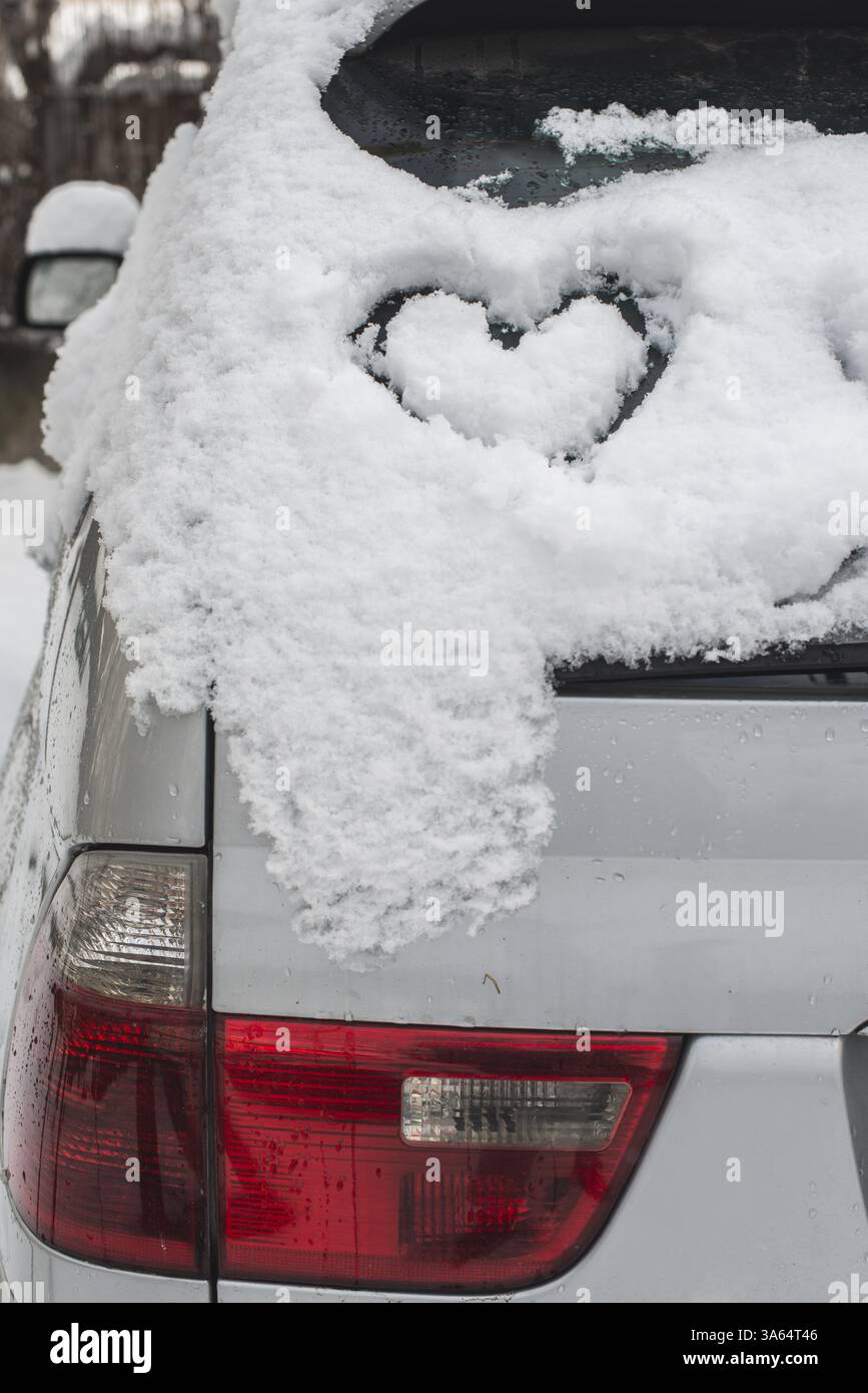 Schnee-Herzform auf Auto. Nahaufnahme Stockfoto
