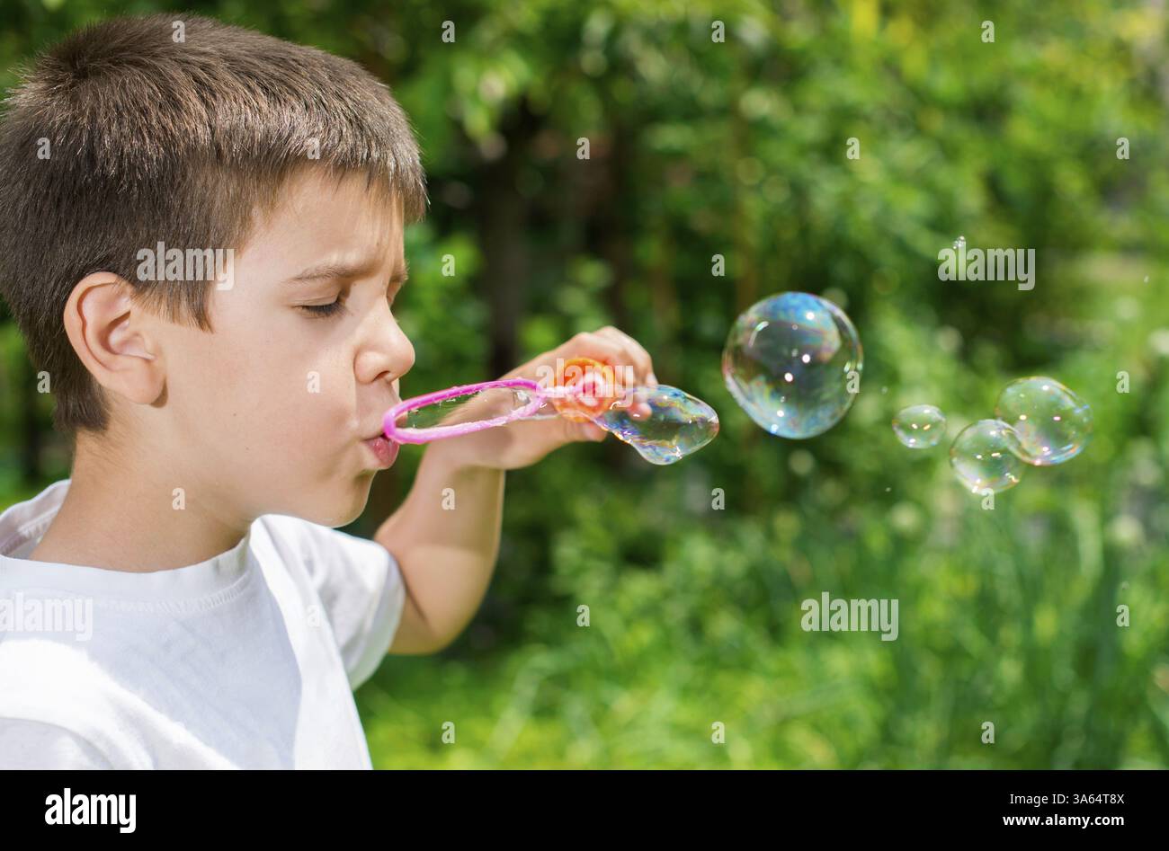 Kind macht Bläschen. Green park Stockfoto