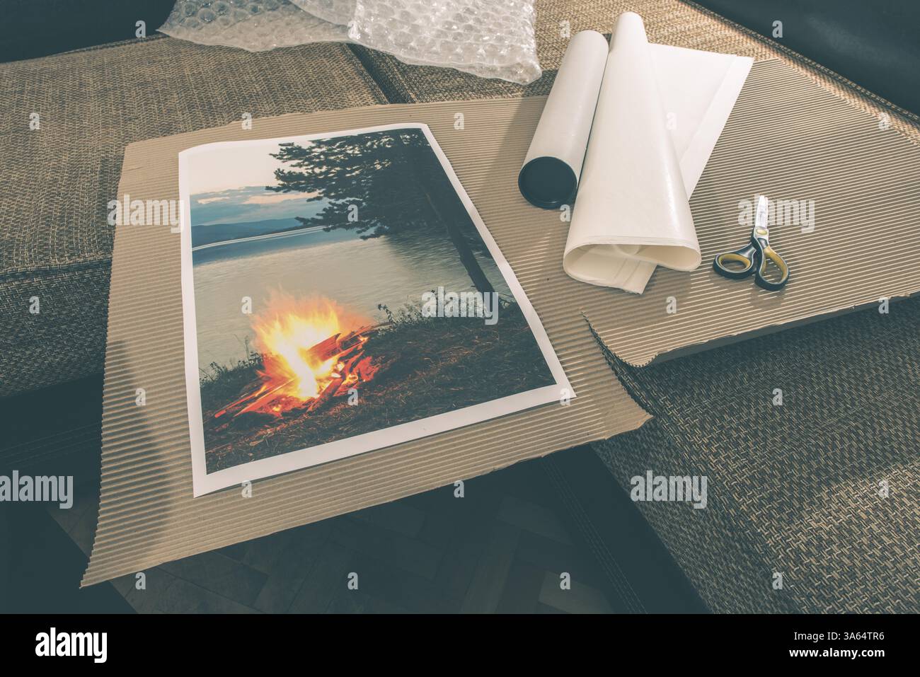Verpackung von gedruckten Wand Kunst Bild. Gedruckte Landschaftsfotografie Stockfoto