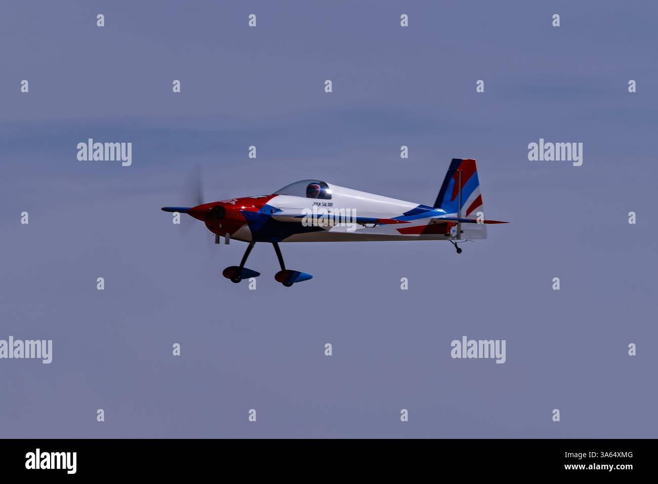 Tucson Radio Control Club 3-23-2025 Tucson AZ USA Modell eines Edge540 Aerobatic Monoplane, das an einem IMAC Kunstflugwettbewerb teilnimmt. Stockfoto