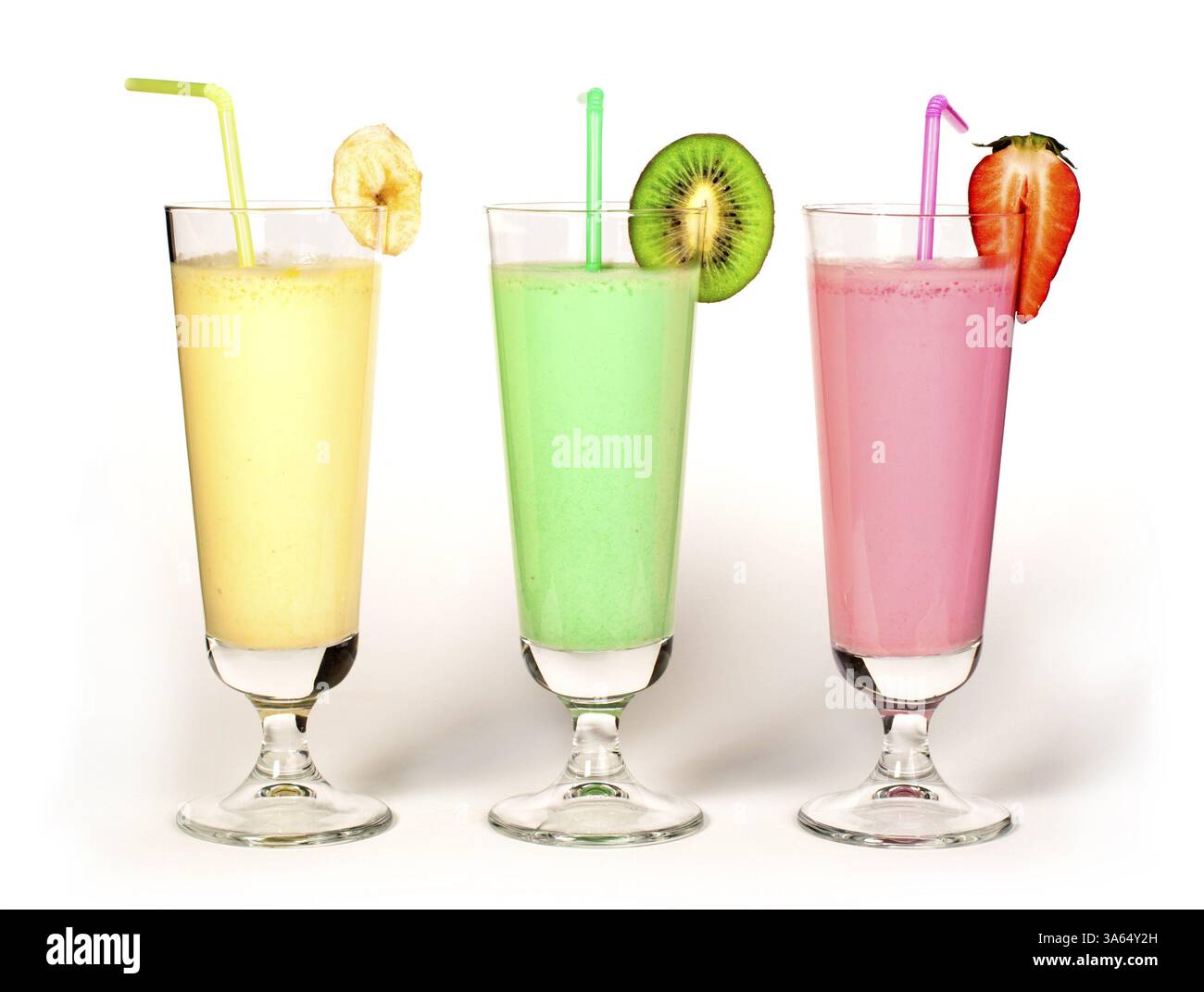 Bananen-, Kiwi- und Erdbeermilchshake und frisches Obst. Cocktail mit Milch. Weißes isoliertes Glas Milchshake Stockfoto