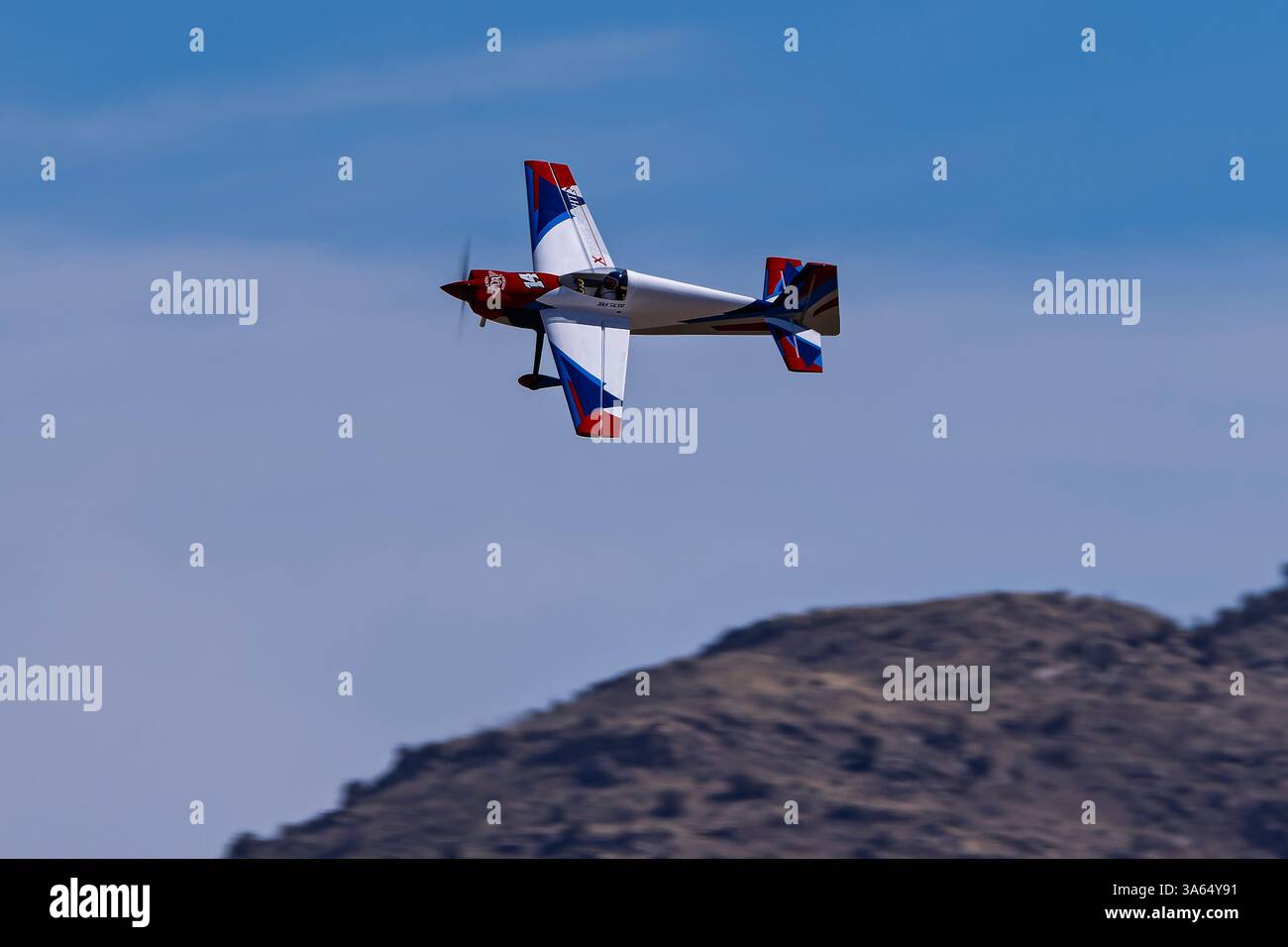 Tucson Radio Control Club 3-23-2025 Tucson AZ USA Modell eines Edge540 Aerobatic Monoplane, das an einem IMAC Kunstflugwettbewerb teilnimmt. Stockfoto