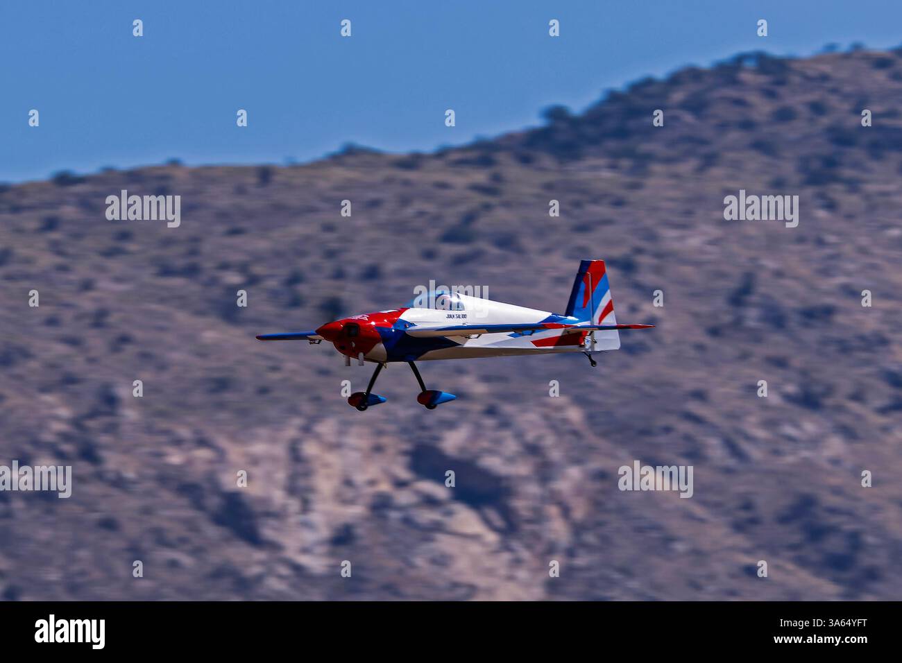 Tucson Radio Control Club 3-23-2025 Tucson AZ USA Modell eines Edge540 Aerobatic Monoplane, das an einem IMAC Kunstflugwettbewerb teilnimmt. Stockfoto