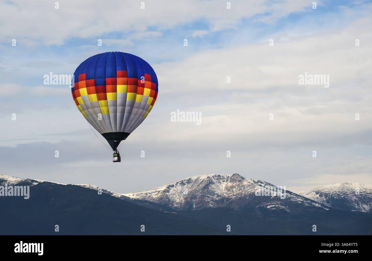 Bunte Ballons in den bewölkten Himmel Stockfoto