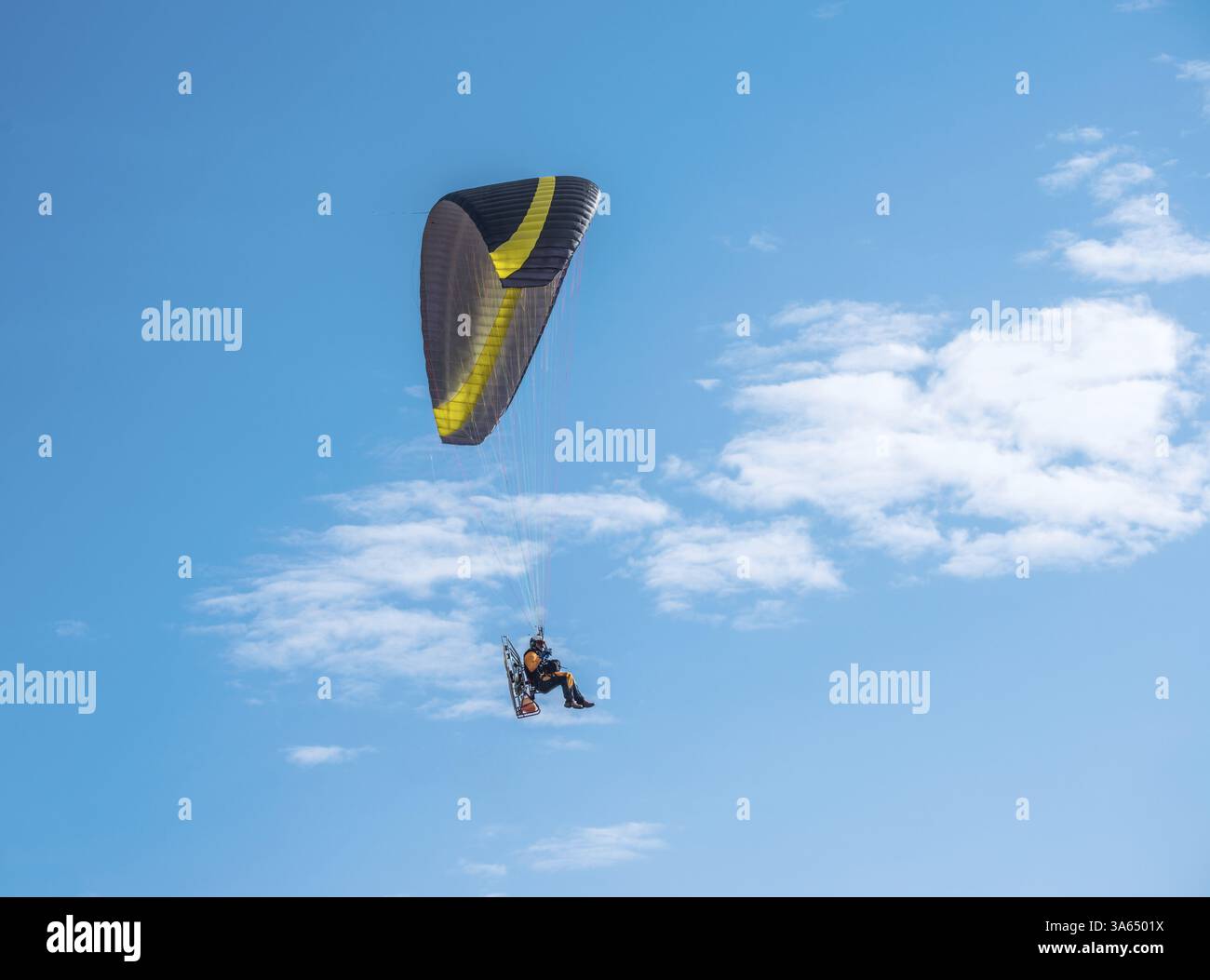 Gleitschirmfliegen auf blauem Himmel Stockfoto