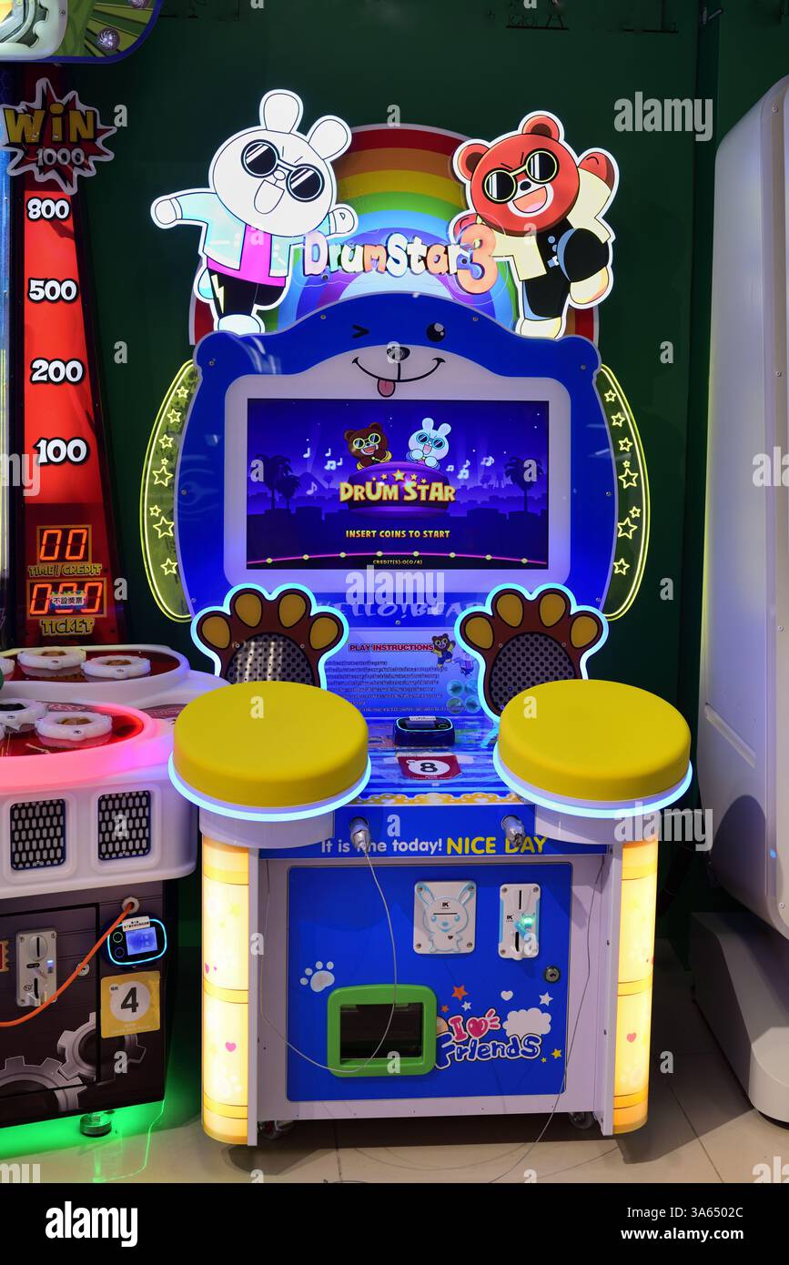 Spielautomat Drum Star im Spielsalon Stockfoto