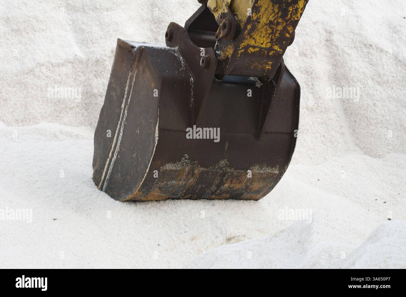Bagger Graben Haufen weiße Salz Stockfoto