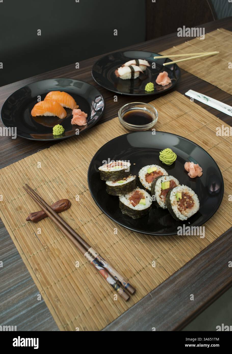 Sushi im Sushi-Bar. Tisch und Ration sushi Stockfoto