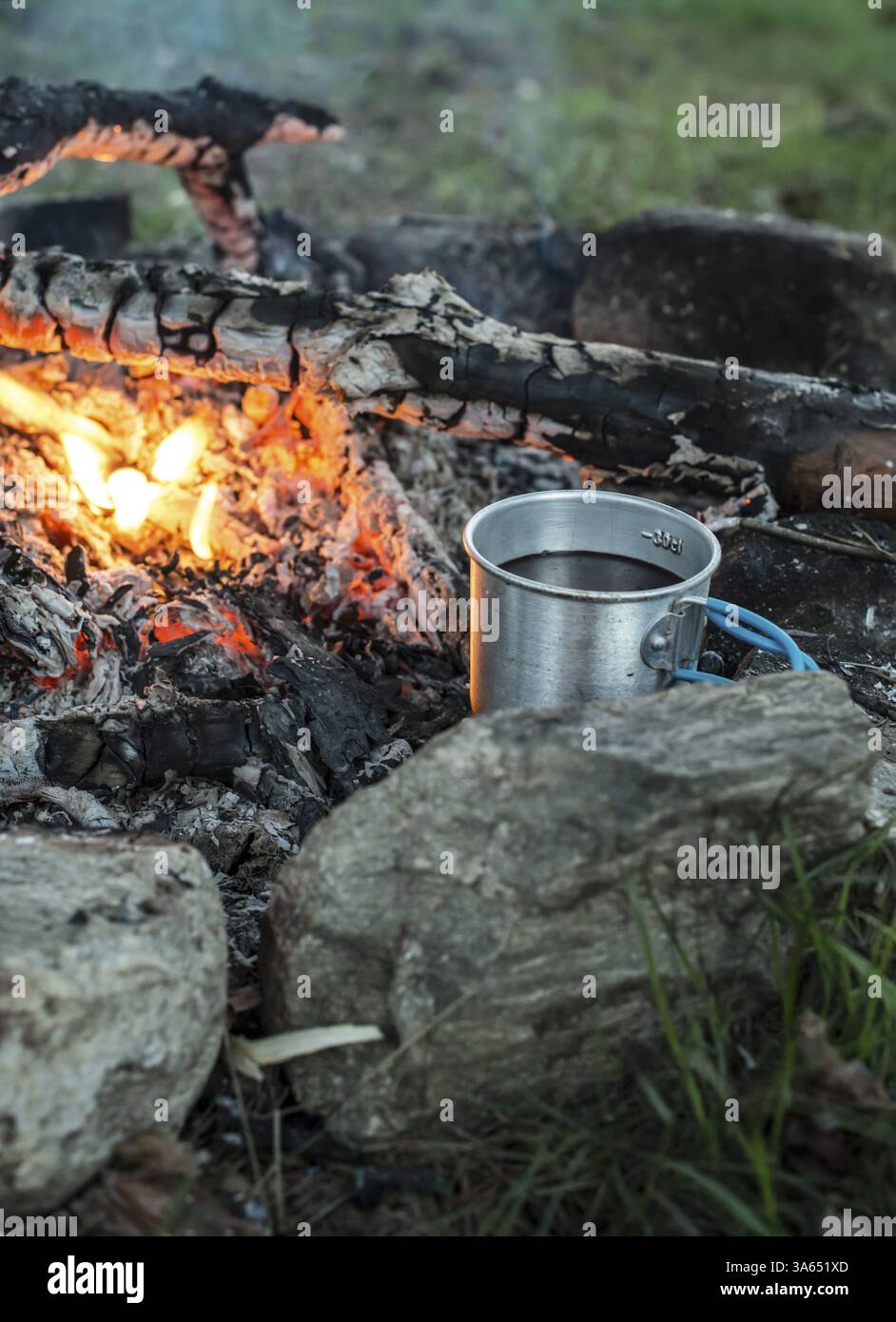Kaffee am Lagerfeuer im Wald machen Stockfoto