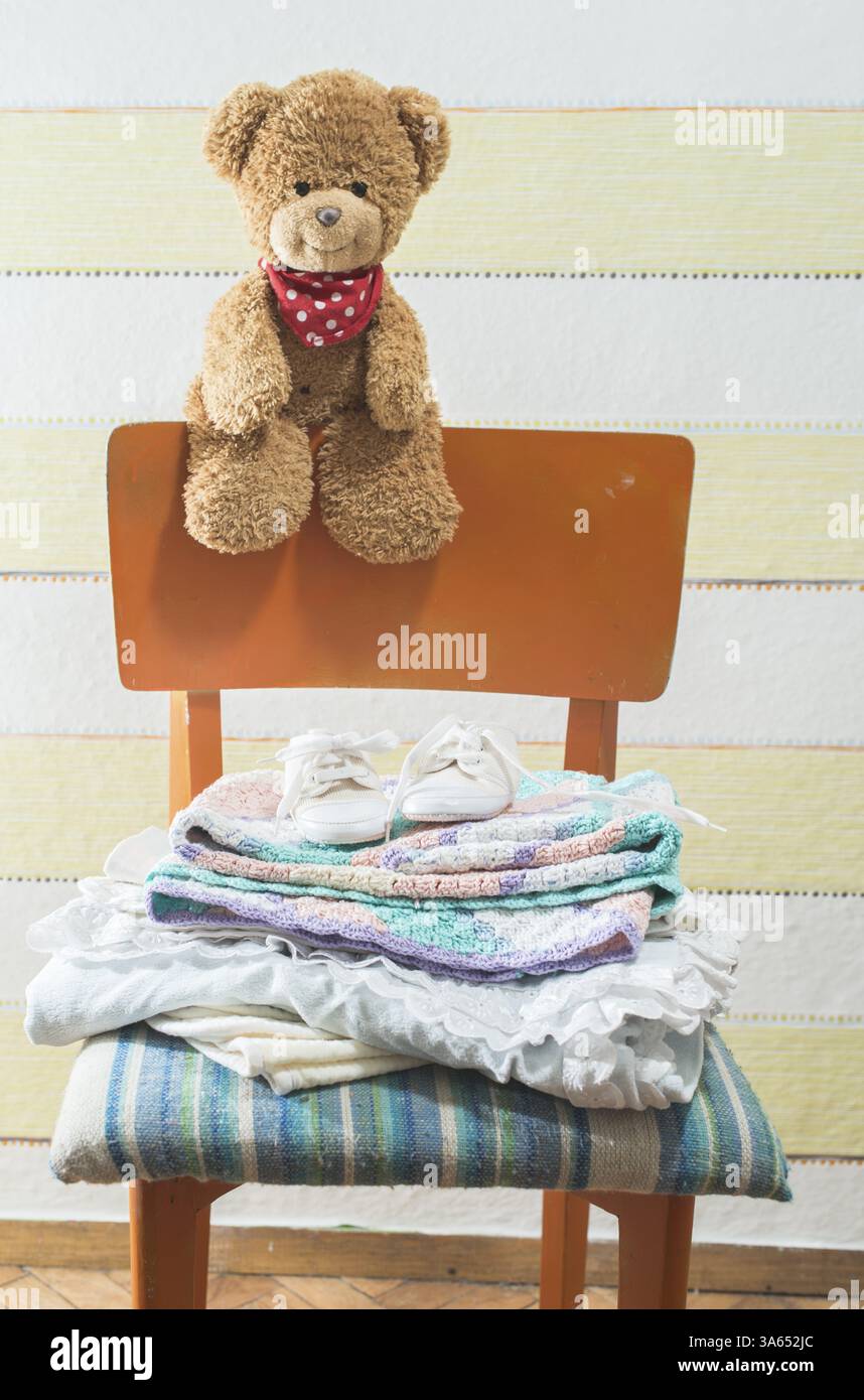 Teddybär in ein Babyzimmer auf Stuhl Stockfoto