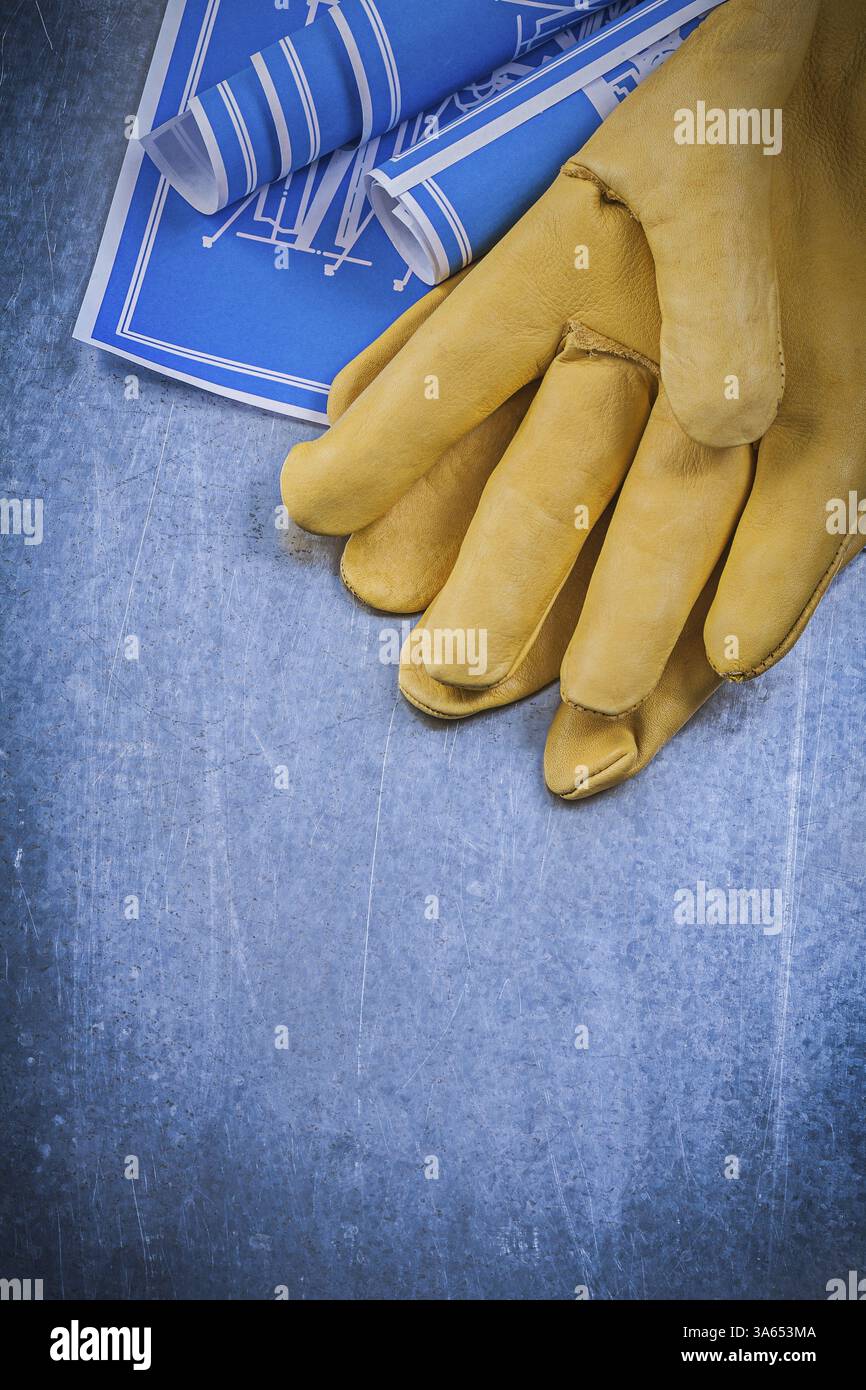 Kollektion von Lederhandschuhen blau aufgerollte Blaupausen Stockfoto