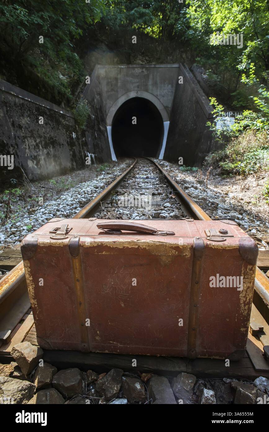 Vintage-Koffer auf Eisenbahnstraße und Tunnel Stockfoto