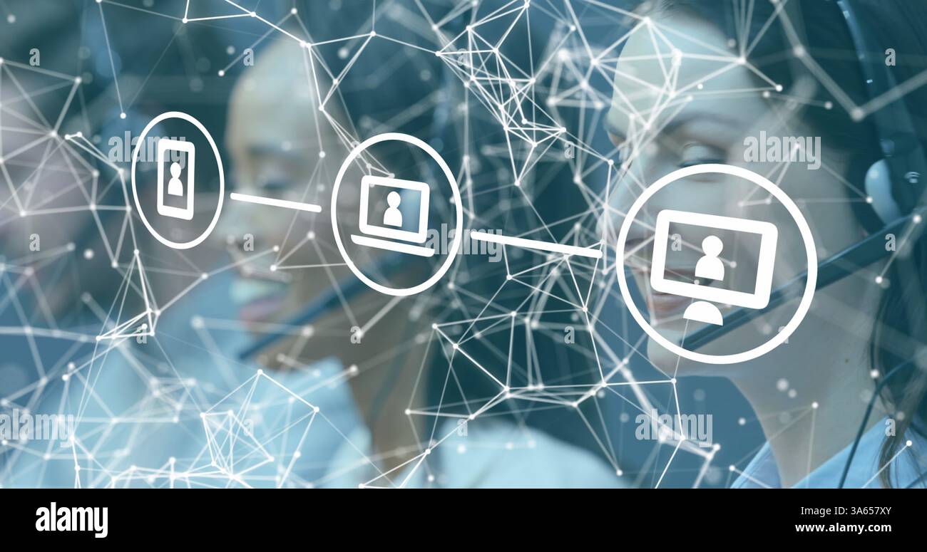 Mithilfe von Headsets kommuniziert das Kundendienstteam nahtlos über digitale Schnittstellen Stockfoto