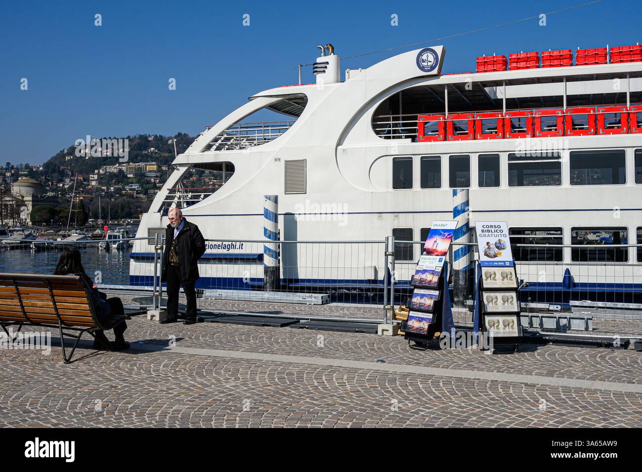 Zeugen Jehovas mit Wagen in der Nähe des Comer Sees – Como, Italien – 05. März 2025 Stockfoto