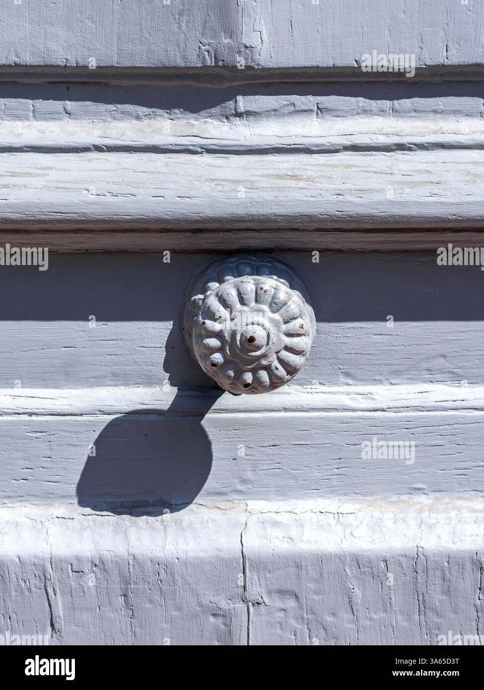 Türknopf außen lackiert mit passenden Holzarbeiten - Tours, Indre-et-Loire (37), Frankreich. Stockfoto