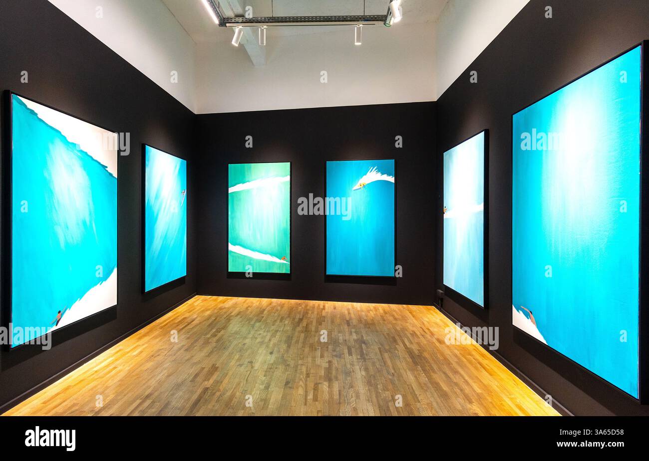 Eine Szene aus der Kunstausstellung des französischen Künstlers Jean Jullien „Studiolo“ im Millennium Iconoclast Museum of Art in Brüssel, Belgien im Jahr 2023. Stockfoto
