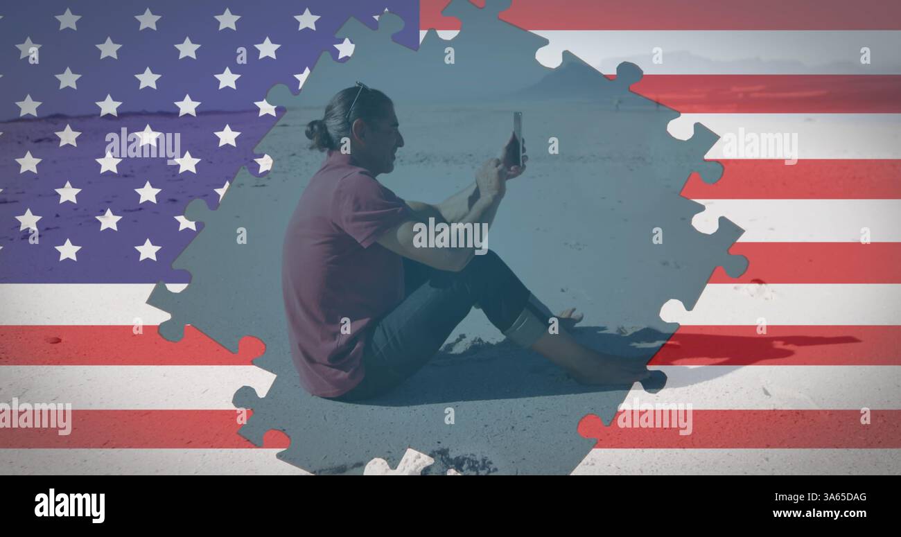 Bild eines Puzzles mit amerikanischer Flagge, das einen Mann mit Smartphone am Strand enthüllt Stockfoto