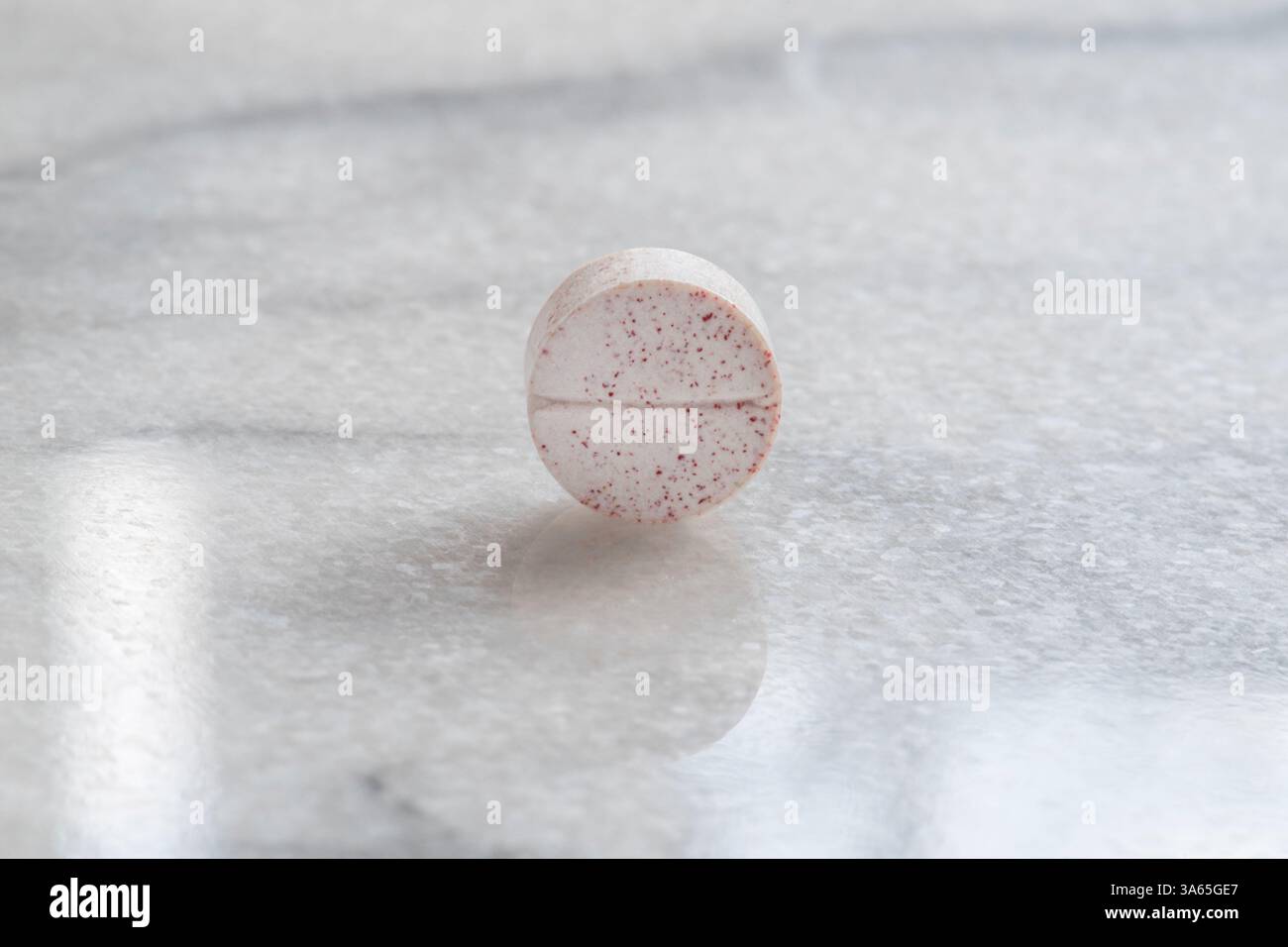 Nahaufnahme von Arzneimitteln oder Nahrungsergänzungsmitteln, die zur Selbstbehandlung oder zur Veranschaulichung von Arzneimitteln verwendet werden Stockfoto