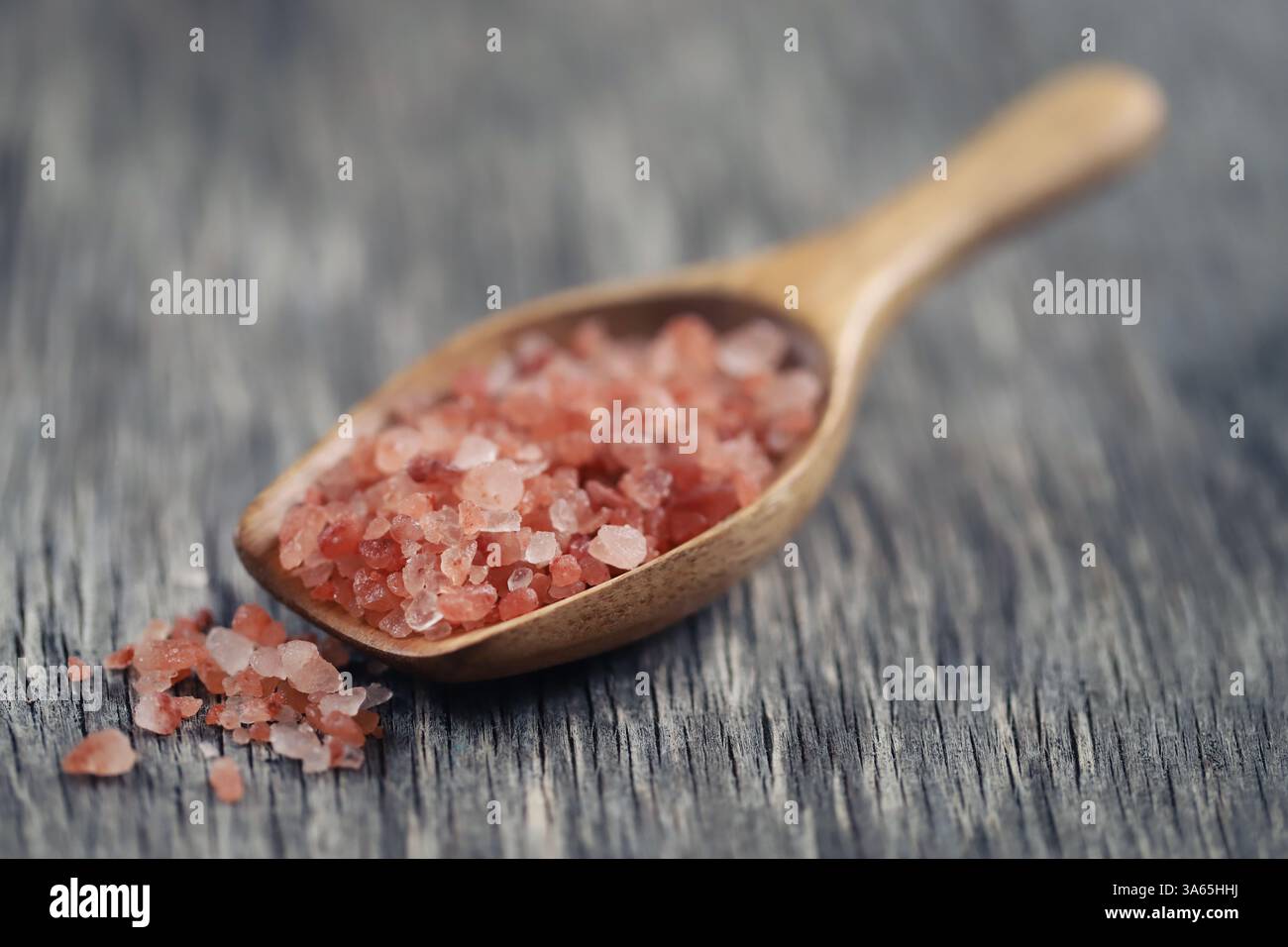 Rosa Himalaya-Salz auf hölzerner Oberfläche Stockfoto
