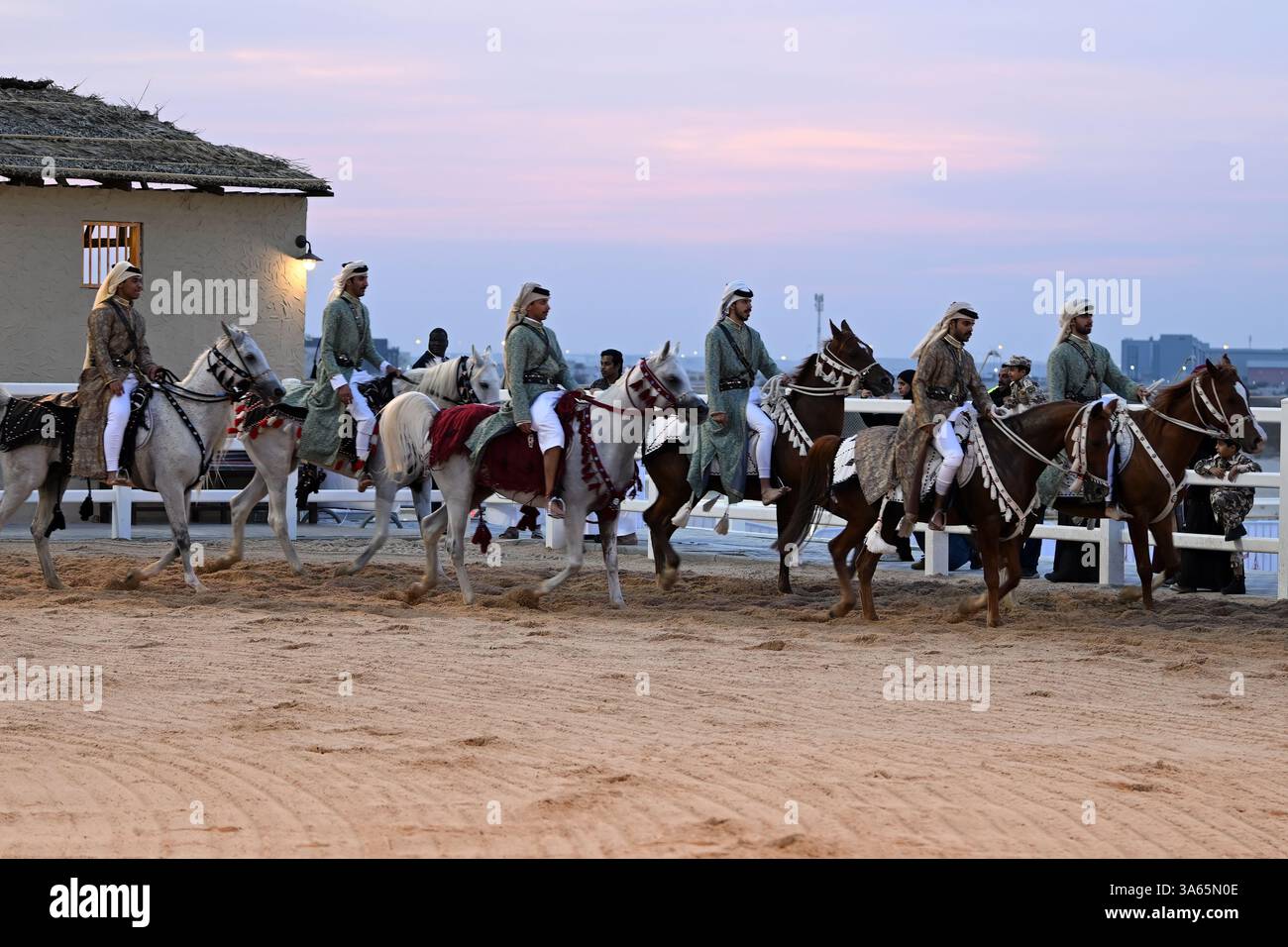 Einheimische und Expats feiern den Nationalfeiertag Katars in Darb Al Saai Stockfoto