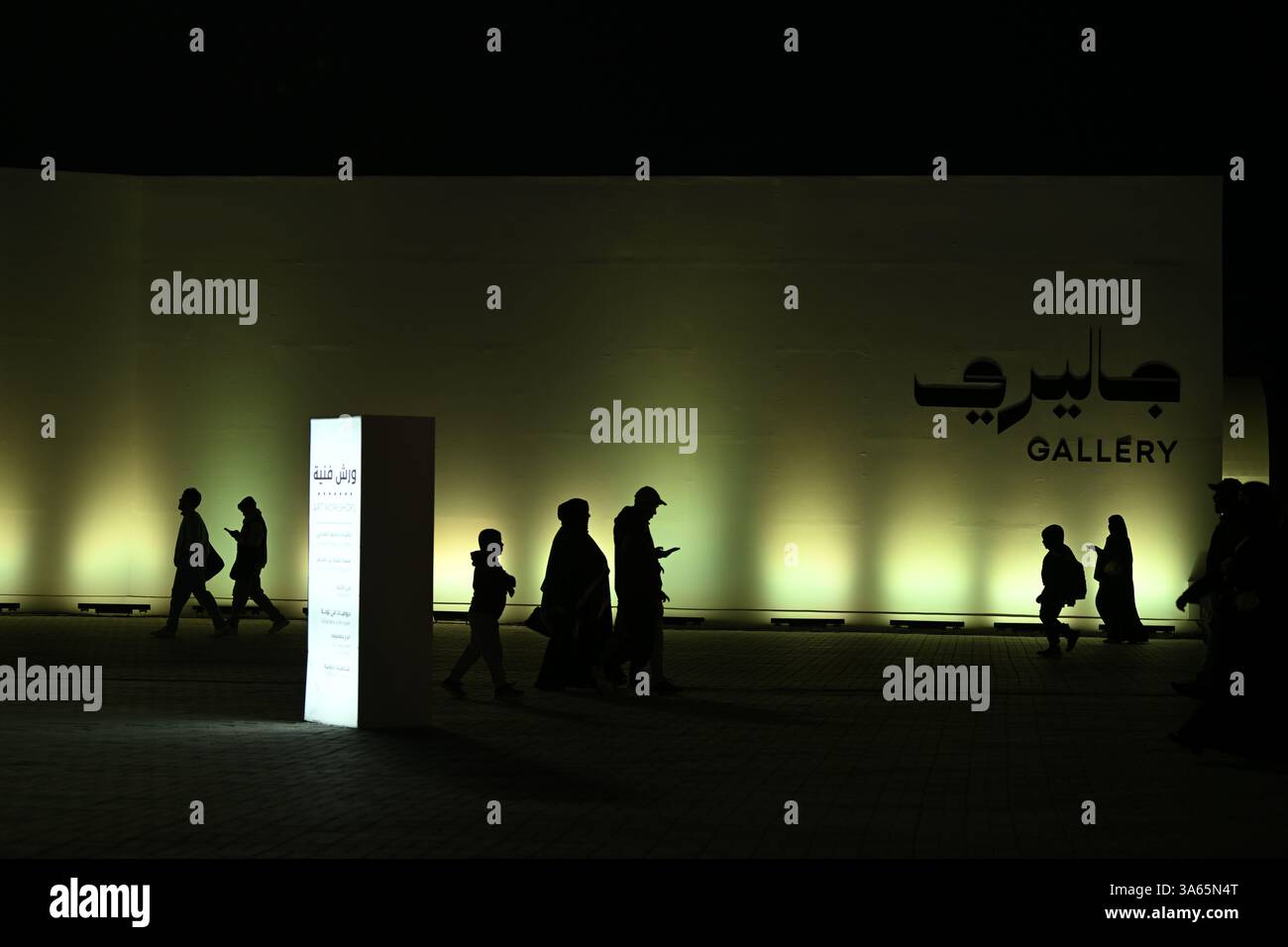 Einheimische und Expats feiern den Nationalfeiertag Katars in Darb Al Saai Stockfoto