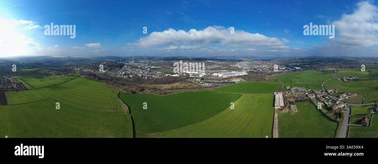 Panoramablick auf sanfte Hügel und Landschaft in der Nähe von Huddersfield, Yorkshire, Großbritannien, mit üppigen grünen Feldern, ländlichen Farmen und Industriegebieten Stockfoto