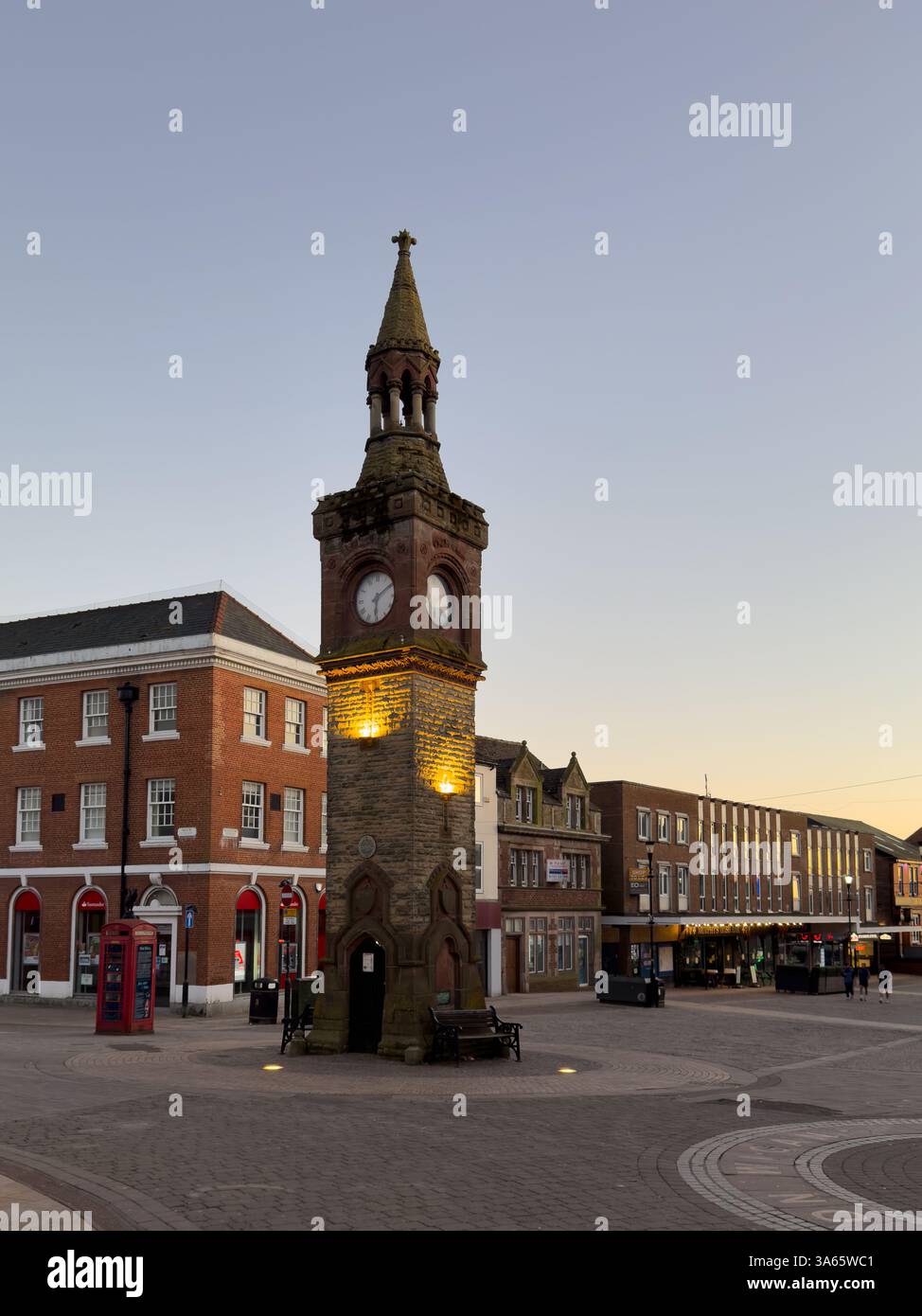 Ormskirk. Marktstadt in West Lancashire, England. Uhrenturm im Zentrum der Stadt Stockfoto