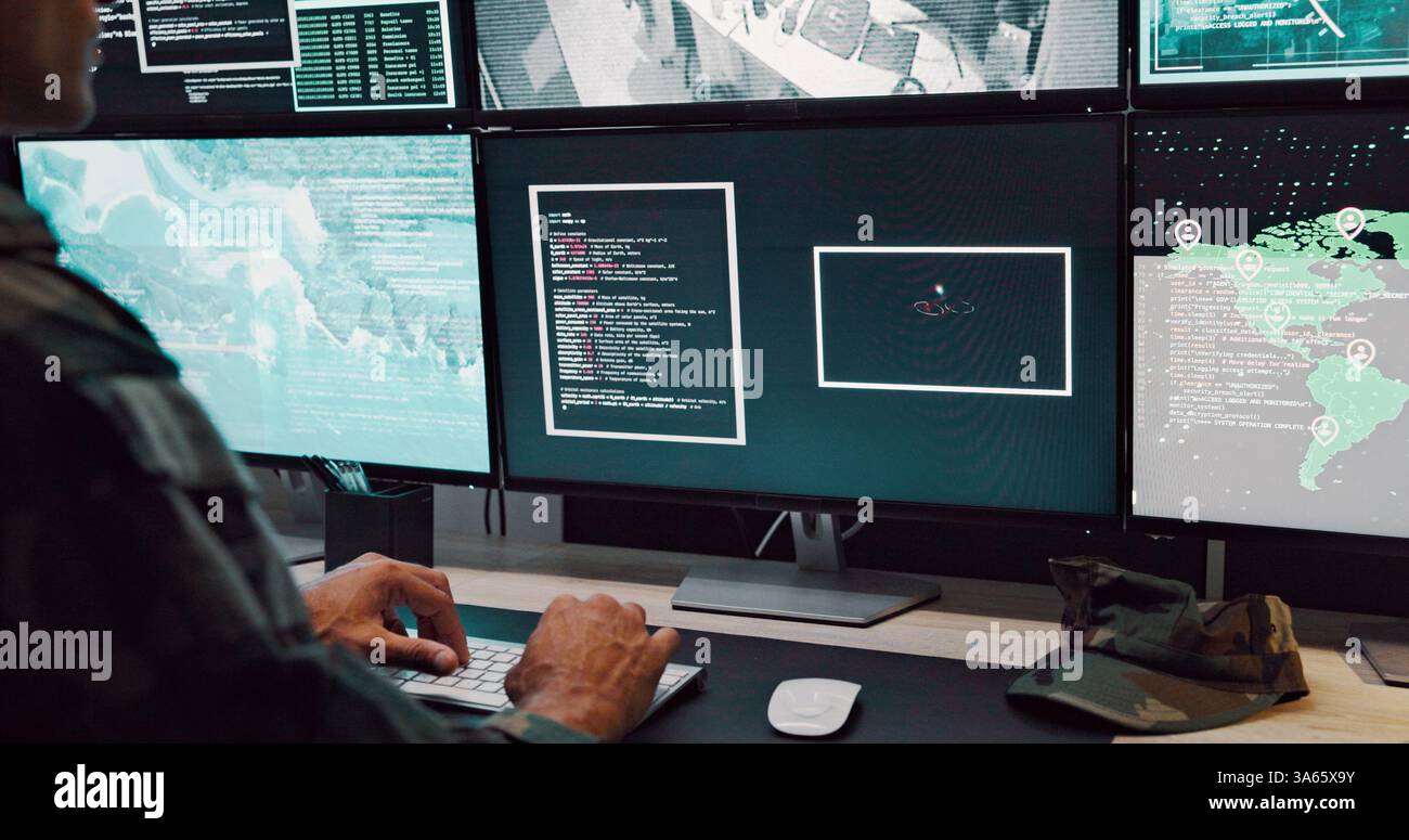 Person, Militär und Tippen auf dem Computerbildschirm im Kontrollraum, melden Schlacht und überwachen Krieg. Soldat, Feedback oder globale Überwachung mit Stockfoto