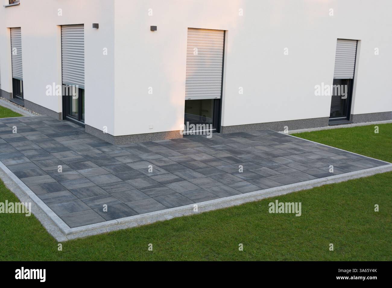 Neues Einfamilienhaus mit Terrasse Stockfoto