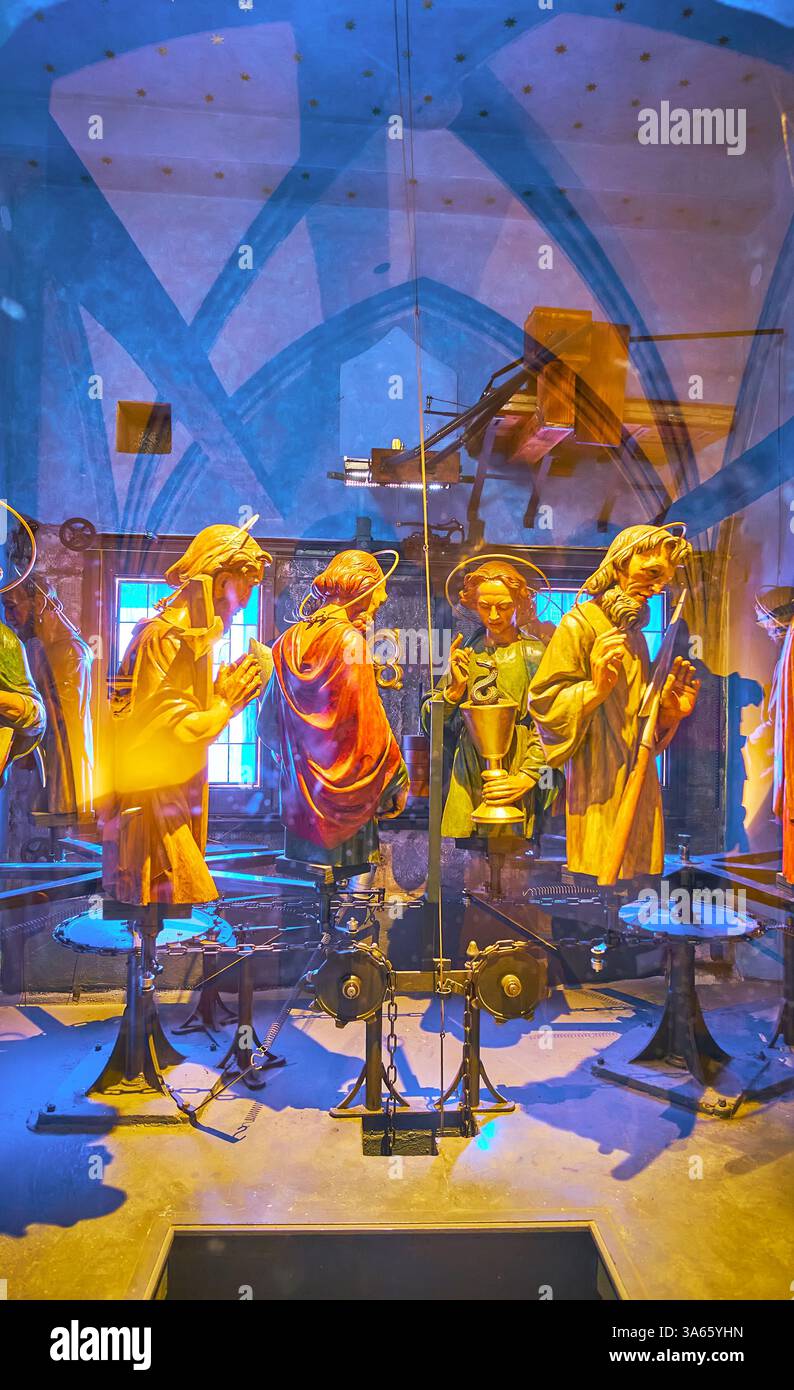 Rotierende Galerie oder Apostelkammer ist ein Raum hinter der astronomischen Uhr Orloj im Turm des Alten Rathauses, in dem Skulpturen der Heiligen in Prag untergebracht sind Stockfoto
