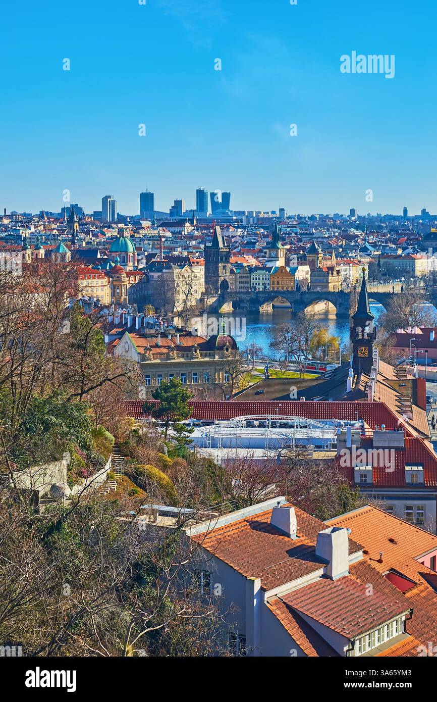 Die mittelalterlichen Ziegeldächer, die Karlsbrücke über die Moldau, Türme und Kuppeln von Stare Mesto, von der Aussichtsterrasse der Chotek Gardens, P Stockfoto