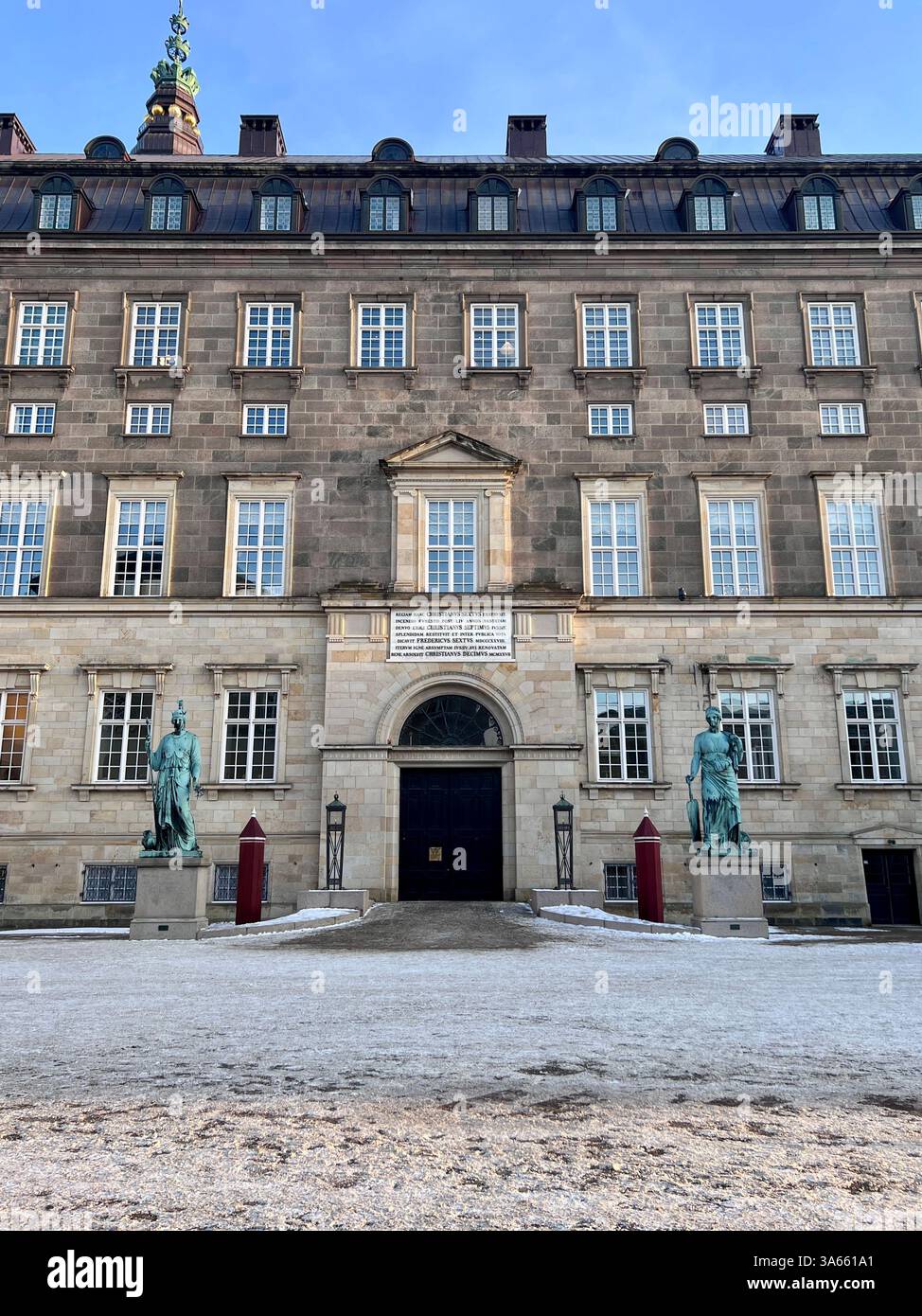 Schloss Christiansborg in Kopenhagen Dänemark. Es ist ein Palast- und Regierungsgebäude auf der Insel Slotsholmen im Zentrum von Kopenhagen. Stockfoto