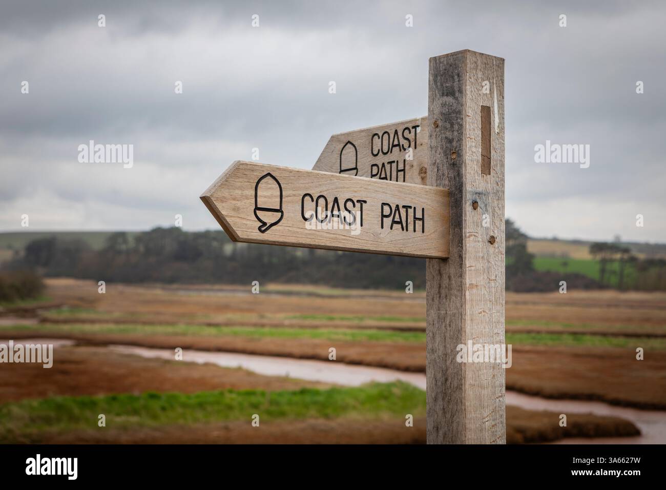 Ein Schild für den Küstenweg am Budleigh Salterton Beach in Devon. Stockfoto