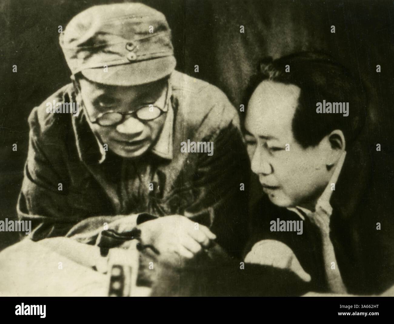 Zhu de analysiert zusammen mit Mao Zedong den Kampfplan gegen die japanische Armee auf dem 7. Nationalkongress der Kommunistischen Partei Chinas 1945. Stockfoto Zhu de analysiert zusammen mit Mao Zedong den Kampfplan gegen die japanische Armee auf dem 7. Nationalkongress der Kommunistischen Partei Chinas 1945. Stockfoto