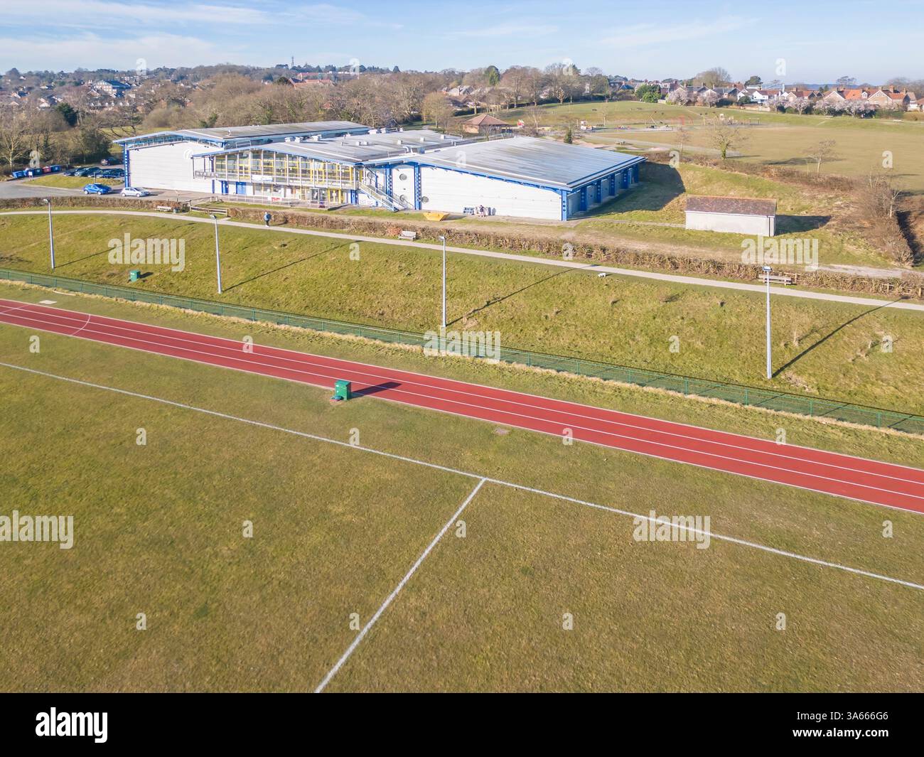 Luftaufnahme des crowborough Sports Centre und der Leichtathletikbahn am Goldsmiths Recreation Ground in East sussex Stockfoto